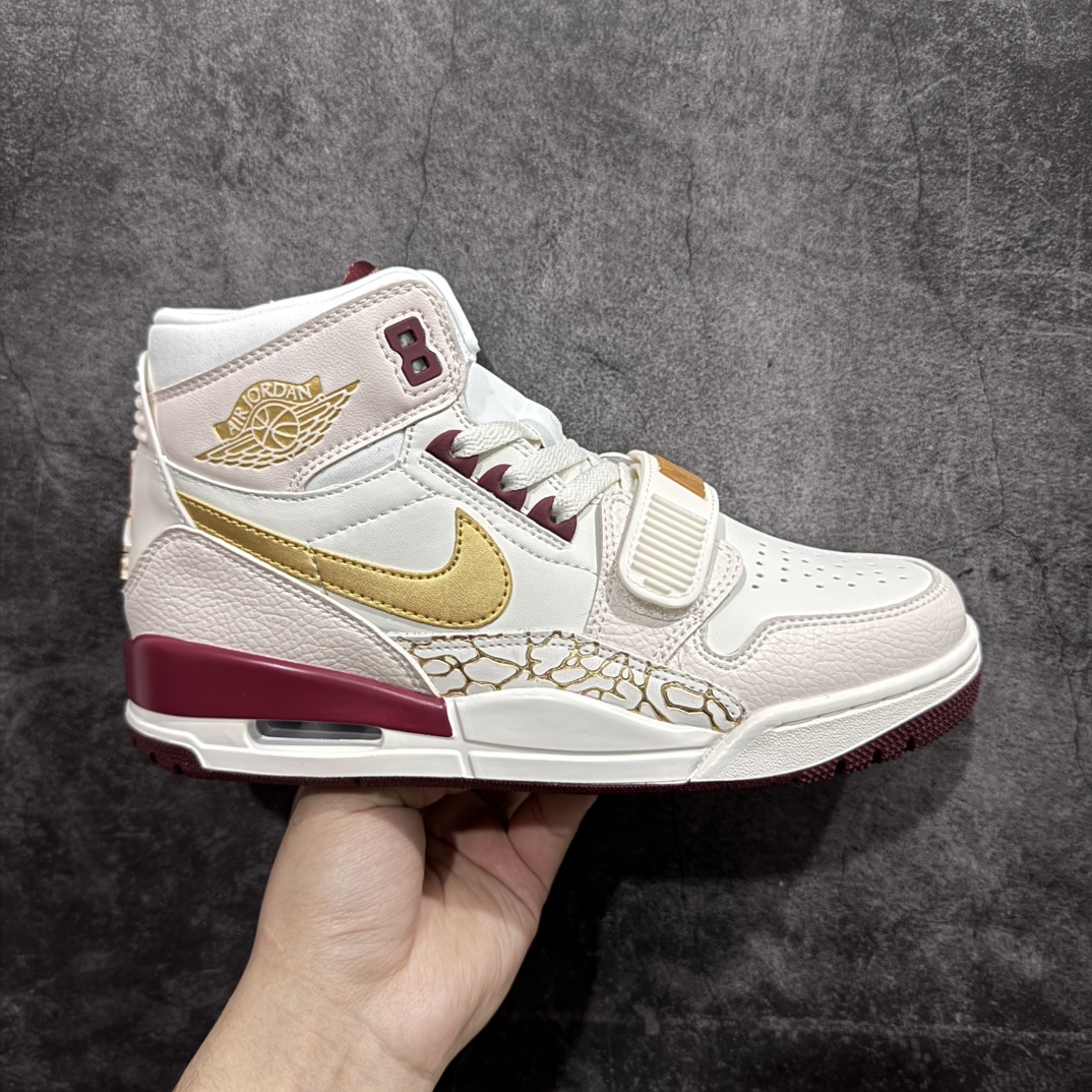 【纯原N版】Air Jordan Legacy AJ312 Highn高帮复古篮球鞋 蛇年限定 IB4914-161nn市场最强独一档产物 全套原纸板楦头开发 原厂大底磨具加持立体防滑纹理 原档数据后跟TPU子母扣魔术贴 原装可视Air Sole气垫 原汁原味最完美的312代版型 唯一正确鞋头趴度弧度高度鞋身腰线 进口港宝加持 后跟自然饱满 全鞋荧光划线卡点 追求极致完美 每一双都是工艺品 多重QC质检 超越公司货的品控标准 实实在在的免检产品 鞋身采用了皮革材质打造 横跨鞋面的魔术贴十分吸睛 侧面的Swoosh Logo的一部分被鞋面遮挡了一部分 颇具玩味 魔术贴上标有NK标识 而鞋舌上是Jordan的经典红色飞翼Logo 后跟和鞋底均采用了AJ3的设计 后跟上同样也使用了经典的爆裂纹图案SIZE：36-47.5 编码：QH300320-莆田鞋批发中心