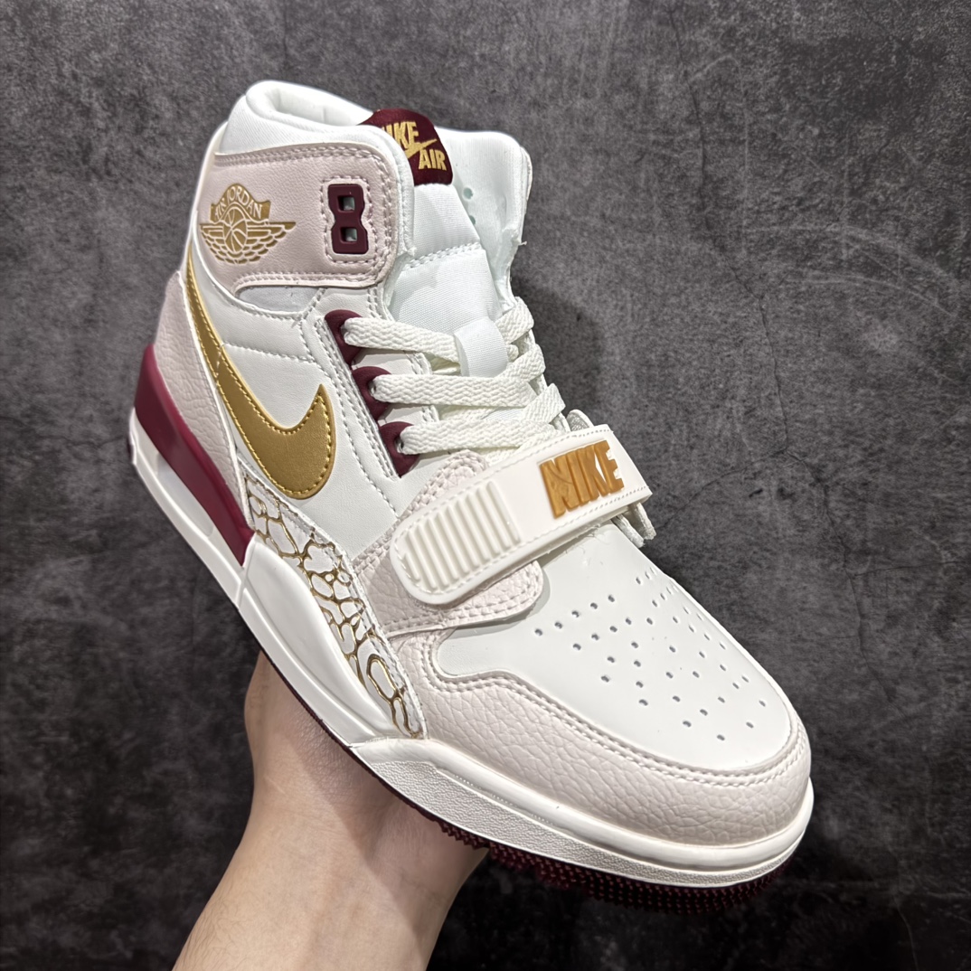 图片[3]-【纯原N版】Air Jordan Legacy AJ312 Highn高帮复古篮球鞋 蛇年限定 IB4914-161nn市场最强独一档产物 全套原纸板楦头开发 原厂大底磨具加持立体防滑纹理 原档数据后跟TPU子母扣魔术贴 原装可视Air Sole气垫 原汁原味最完美的312代版型 唯一正确鞋头趴度弧度高度鞋身腰线 进口港宝加持 后跟自然饱满 全鞋荧光划线卡点 追求极致完美 每一双都是工艺品 多重QC质检 超越公司货的品控标准 实实在在的免检产品 鞋身采用了皮革材质打造 横跨鞋面的魔术贴十分吸睛 侧面的Swoosh Logo的一部分被鞋面遮挡了一部分 颇具玩味 魔术贴上标有NK标识 而鞋舌上是Jordan的经典红色飞翼Logo 后跟和鞋底均采用了AJ3的设计 后跟上同样也使用了经典的爆裂纹图案SIZE：36-47.5 编码：QH300320-莆田鞋批发中心