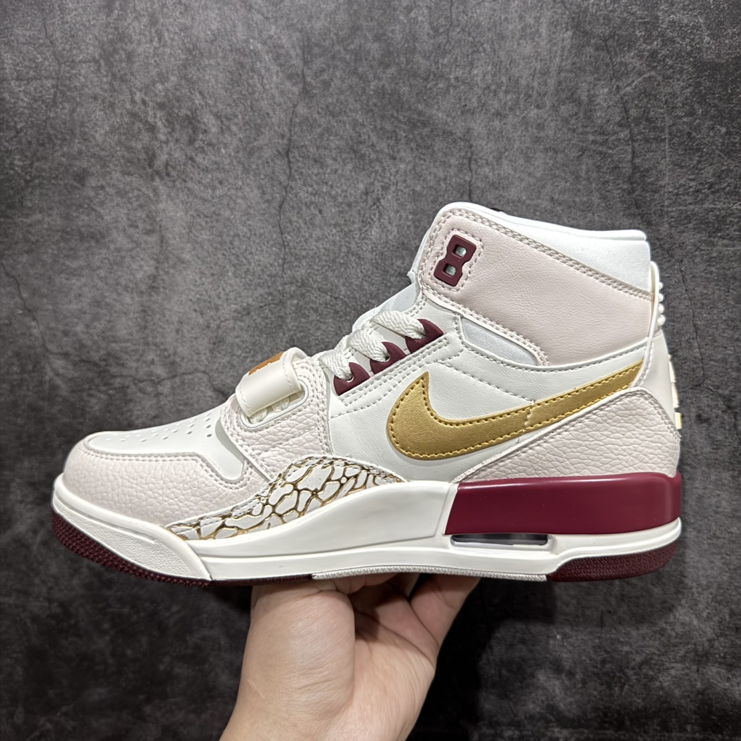 图片[2]-【纯原N版】Air Jordan Legacy AJ312 Highn高帮复古篮球鞋 蛇年限定 IB4914-161nn市场最强独一档产物 全套原纸板楦头开发 原厂大底磨具加持立体防滑纹理 原档数据后跟TPU子母扣魔术贴 原装可视Air Sole气垫 原汁原味最完美的312代版型 唯一正确鞋头趴度弧度高度鞋身腰线 进口港宝加持 后跟自然饱满 全鞋荧光划线卡点 追求极致完美 每一双都是工艺品 多重QC质检 超越公司货的品控标准 实实在在的免检产品 鞋身采用了皮革材质打造 横跨鞋面的魔术贴十分吸睛 侧面的Swoosh Logo的一部分被鞋面遮挡了一部分 颇具玩味 魔术贴上标有NK标识 而鞋舌上是Jordan的经典红色飞翼Logo 后跟和鞋底均采用了AJ3的设计 后跟上同样也使用了经典的爆裂纹图案SIZE：36-47.5 编码：QH300320-莆田鞋批发中心