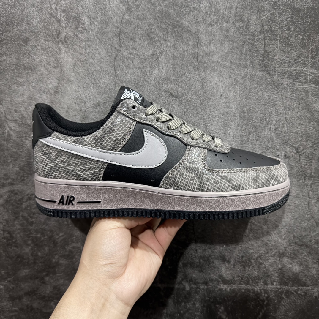 【公司级】Nike Air Force 1 Low ——“黑灰蛇纹”空军一号低帮运动休闲板鞋n原厂冲刀皮料切割干净 无任何毛边 清洁度细节完美 做工细节全方位比对原鞋。n原楦原纸板 打造纯正空军 专注外贸渠道 全掌内置蜂窝气垫 原盒配件 原厂中底钢印、拉帮完美！ 全套原楦原模倾力打造完美版型！ 货号：HF2898-001  尺码：36 36.5 37.5 38 38.5 39 40 40.5 41 42 42.5 43 44 44.5 45 编码：CC230240-莆田鞋批发中心