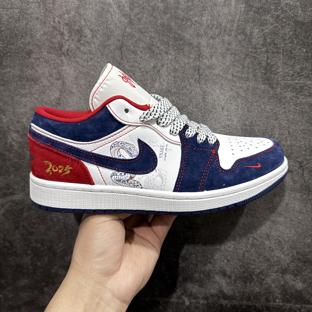 【定制版】Nike Air Jordan 1 LownAJ1乔1低帮休闲板鞋 同步官方配色市场唯一独家头层皮打造 原鞋原档案开发原厂皮料 原档冲孔鞋头 正确满胶鞋垫 四线拉帮 原厂织唛标 鞋舌高弹海绵填充 官方货号:XX2414-014  尺码：36 36.5 37.5 38 38.5 39 40 40.5 41 42 42 42.5 43 44 44.5 45 编码：CC280300n-莆田鞋批发中心