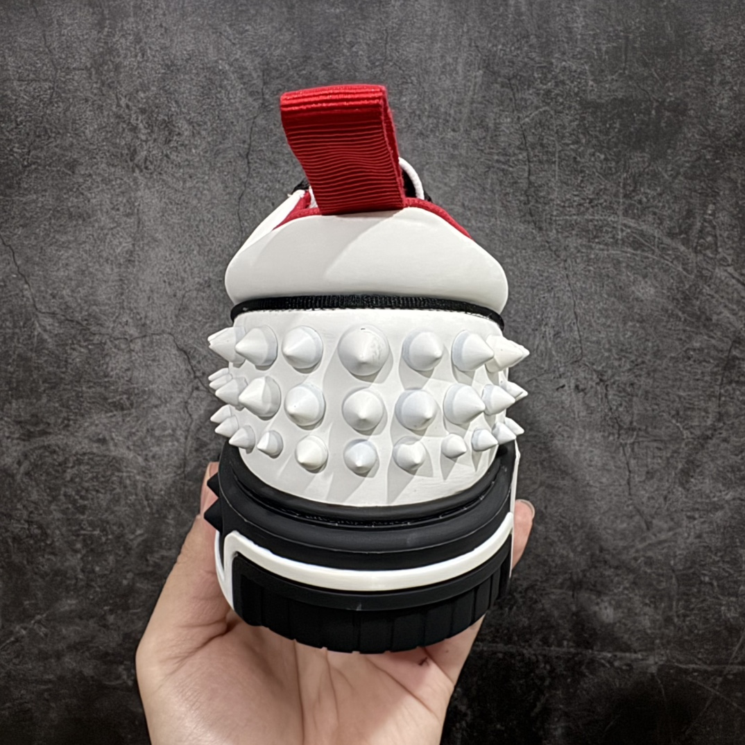 图片[4]-【OK纯原版】Christian Louboutin 路铂廷 24ss 红底运动鞋 发布活动回溯标志性的90年代，以及篮球文化盛行的传奇时代，致敬全新运动鞋 ASTROLOUBI的灵感源泉。轻巧动感设计，后跟拉袢方便一脚蹬穿脱 后帮饰有铆钉，鞋身一侧点缀CL字母标志，个性亮眼 尺码：36-47-选品中心