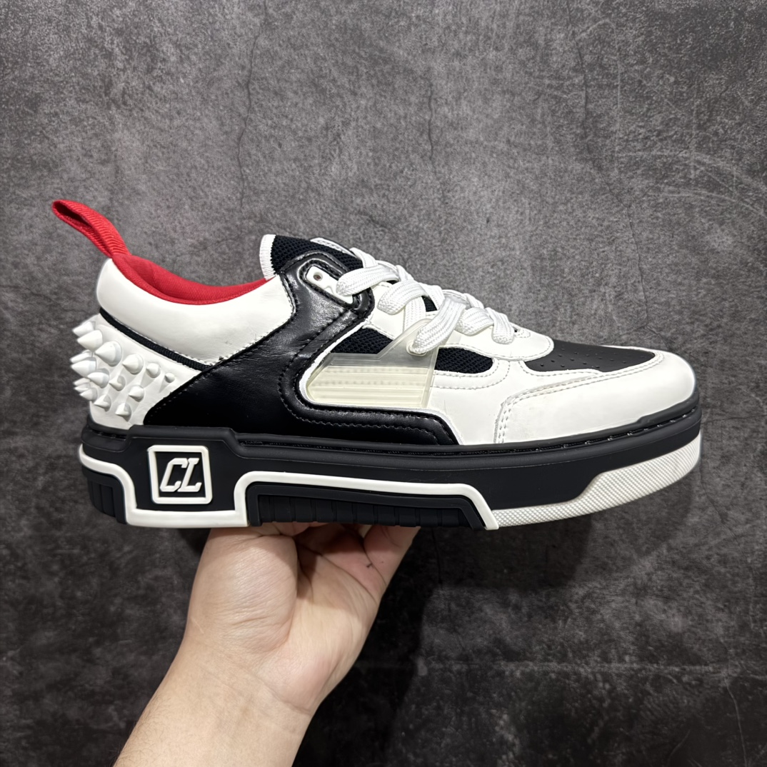 【OK纯原版】Christian Louboutin 路铂廷 24ss 红底运动鞋 发布活动回溯标志性的90年代,以及篮球文化盛行的传奇时代,致敬全新运动鞋 ASTROLOUBI的灵感源泉。轻巧动感设计,后跟拉袢方便一脚蹬穿脱 后帮饰有铆钉,鞋身一侧点缀CL字母标志,个性亮眼 尺码:36-47-选品中心