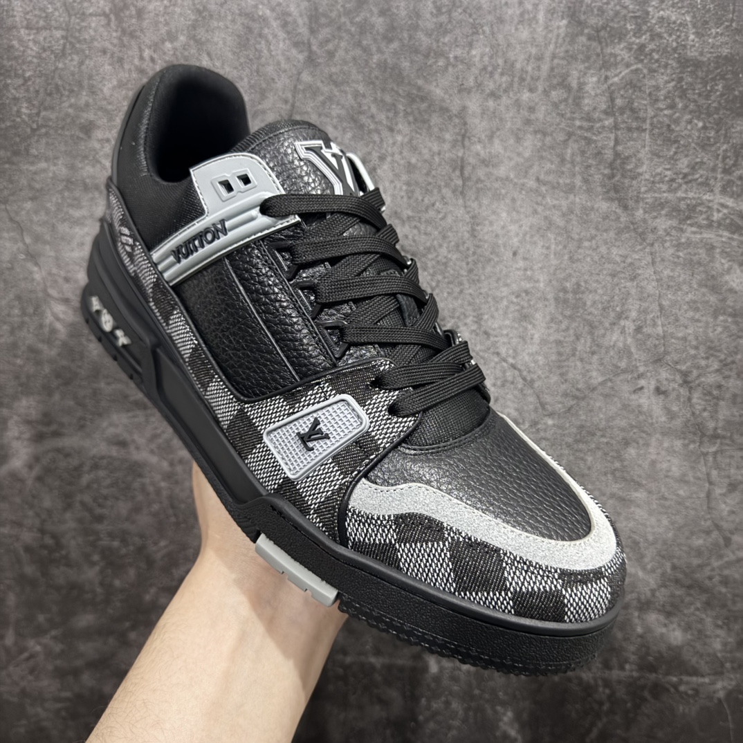 图片[3]-【HM无胶顶级版礼盒】 现货当天可取 LV Trainer系列高奢运动鞋 新款芯片顶级 潮人必备单品 同步ZP官网空胶工艺 鞋舌、挂饰均镶嵌NFC芯片感应装置 正确胶片断点式设计 中底正确还原原版油印字母比例 1：1原楦格板、楦头、刀磨全新升级！ 独家订制顶级压纹麂皮 原版开模TPU大底 质感原版一致 垫脚聚米微料加透气英伦网布 披靡市场任何版本！细节完美呈现！ 代购指定版本 全新升级最新双盒包装 扫码秒进官网！ 全套包装配件同比原版 尺码： 35-45-选品中心