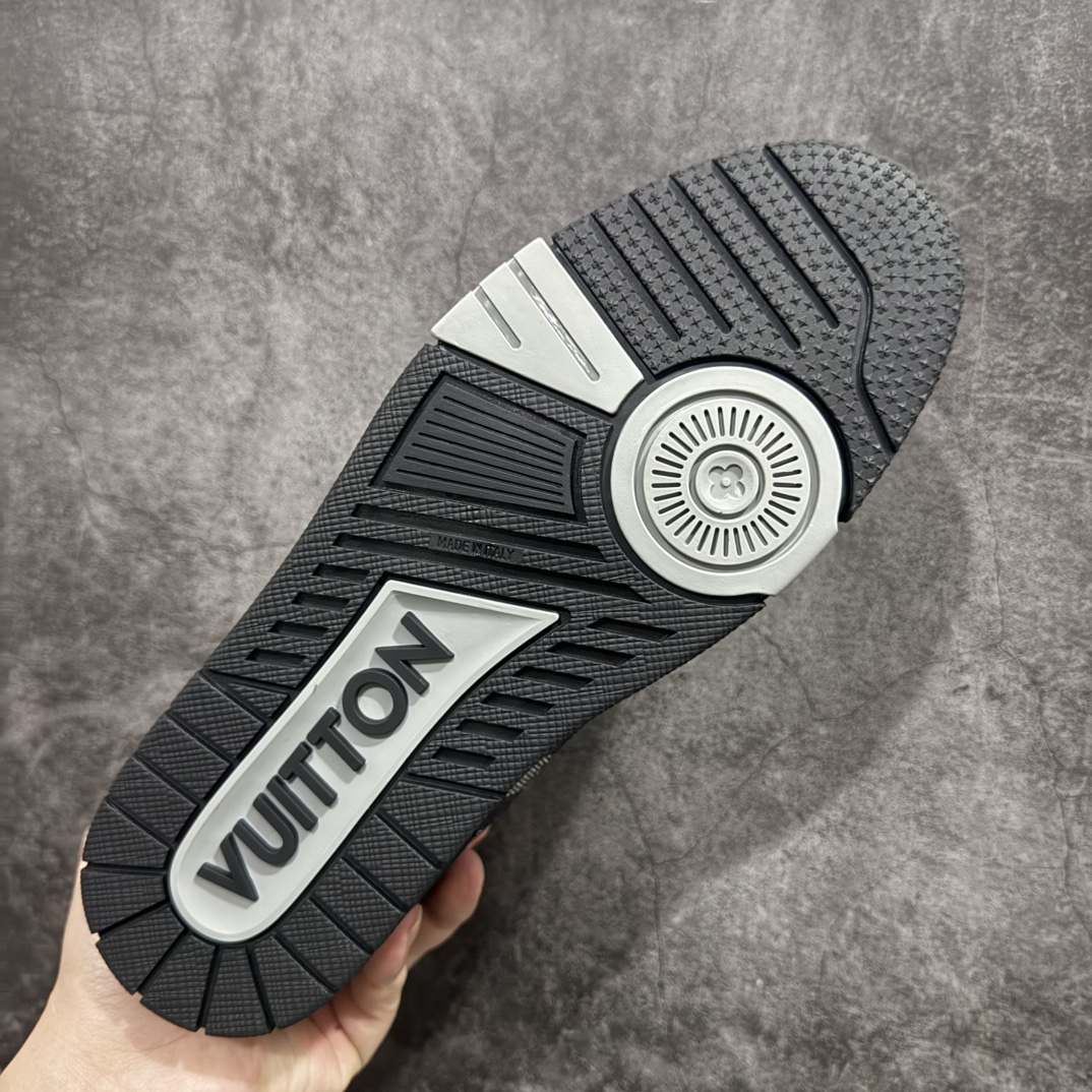 图片[9]-【HM无胶顶级版礼盒】 现货当天可取 LV Trainer系列高奢运动鞋 新款芯片顶级 潮人必备单品 同步ZP官网空胶工艺 鞋舌、挂饰均镶嵌NFC芯片感应装置 正确胶片断点式设计 中底正确还原原版油印字母比例 1：1原楦格板、楦头、刀磨全新升级！ 独家订制顶级压纹麂皮 原版开模TPU大底 质感原版一致 垫脚聚米微料加透气英伦网布 披靡市场任何版本！细节完美呈现！ 代购指定版本 全新升级最新双盒包装 扫码秒进官网！ 全套包装配件同比原版 尺码： 35-45-选品中心