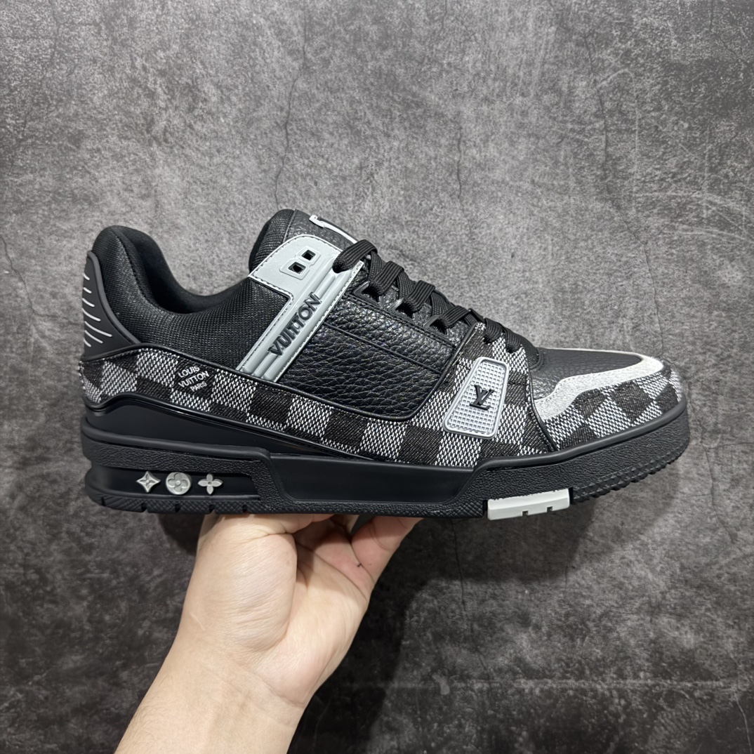 【HM无胶顶级版礼盒】 现货当天可取 LV Trainer系列高奢运动鞋 新款芯片顶级 潮人必备单品 同步ZP官网空胶工艺 鞋舌、挂饰均镶嵌NFC芯片感应装置 正确胶片断点式设计 中底正确还原原版油印字母比例 1:1原楦格板、楦头、刀磨全新升级! 独家订制顶级压纹麂皮 原版开模TPU大底 质感原版一致 垫脚聚米微料加透气英伦网布 披靡市场任何版本!细节完美呈现! 代购指定版本 全新升级最新双盒包装 扫码秒进官网! 全套包装配件同比原版 尺码: 35-45-选品中心