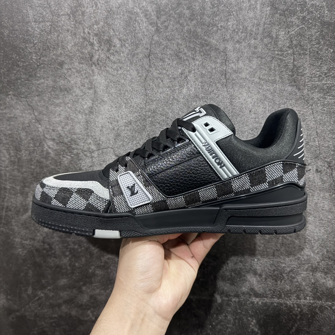 图片[2]-【HM无胶顶级版礼盒】 现货当天可取 LV Trainer系列高奢运动鞋 新款芯片顶级 潮人必备单品 同步ZP官网空胶工艺 鞋舌、挂饰均镶嵌NFC芯片感应装置 正确胶片断点式设计 中底正确还原原版油印字母比例 1：1原楦格板、楦头、刀磨全新升级！ 独家订制顶级压纹麂皮 原版开模TPU大底 质感原版一致 垫脚聚米微料加透气英伦网布 披靡市场任何版本！细节完美呈现！ 代购指定版本 全新升级最新双盒包装 扫码秒进官网！ 全套包装配件同比原版 尺码： 35-45-选品中心