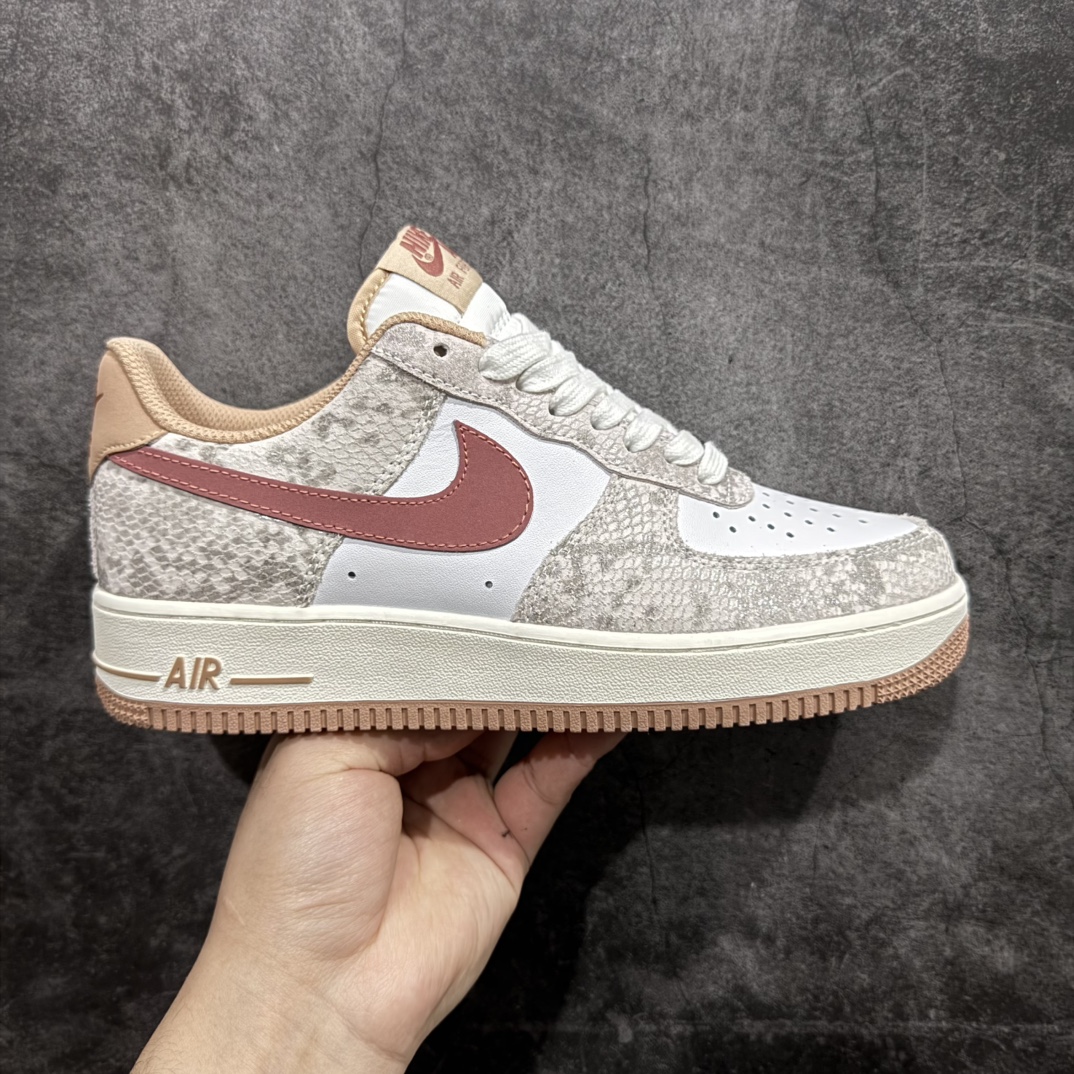 【公司级】Nike Air Force 1 Low 蛇年白棕 空军一号低帮运动休闲板鞋 原楦头原纸板  打造纯正空军版型#专注外贸渠道  全掌内置蜂窝气垫 #原盒配件 原厂中底钢印、拉帮完美  货号：HF2898-100 尺码：36 36.5 37.5 38 38.5 39 40 40.5 41 42 42.5 43 44 44.5 45 编码：LF230250-莆田鞋批发中心