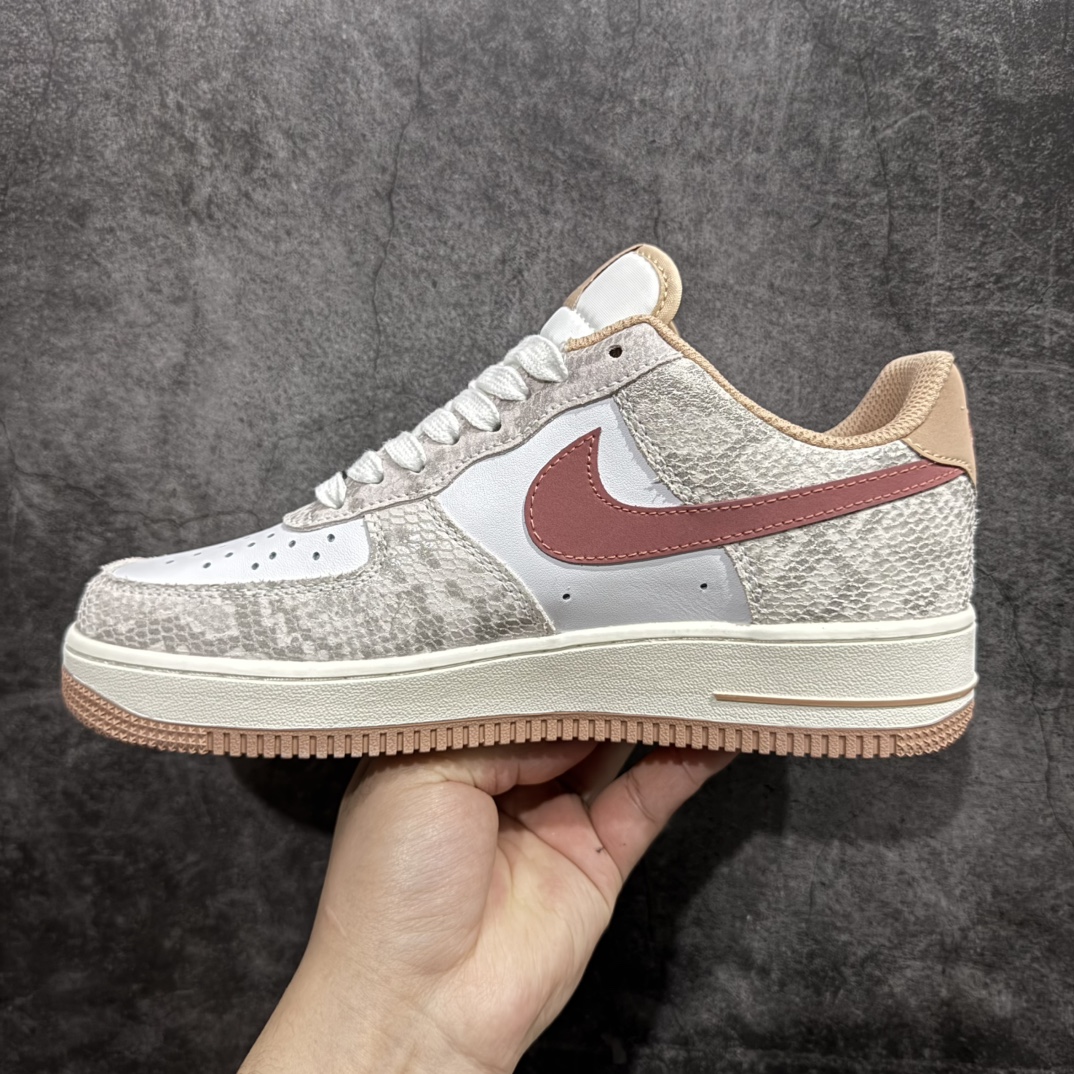 图片[2]-【公司级】Nike Air Force 1 Low 蛇年白棕 空军一号低帮运动休闲板鞋 原楦头原纸板  打造纯正空军版型#专注外贸渠道  全掌内置蜂窝气垫 #原盒配件 原厂中底钢印、拉帮完美  货号：HF2898-100 尺码：36 36.5 37.5 38 38.5 39 40 40.5 41 42 42.5 43 44 44.5 45 编码：LF230250-莆田鞋批发中心