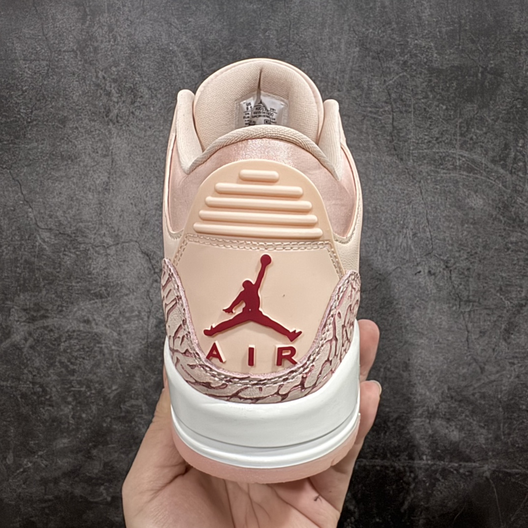 图片[4]-【外贸大厂】Air Jordan 3 Valentine\’s Day WMNS 浅粉情人节 AJ3 乔丹3代 aj3 乔3 粉红 乔丹篮球鞋系列n整体鞋身以水洗珊瑚色的柔软皮革打造，鞋舌、鞋带和内衬的颜色与之相匹配，呈现出清新甜美的风格，非常契合情人节的浪漫氛围。鞋身的最上排鞋眼孔处有深红色的点缀，鞋的前掌部位也有深红色的元素，为鞋子增添了一抹亮丽的色彩；鞋舌和后跟Jumpman Logo均以红色点缀，经典的大象纹图案保留在鞋头和鞋跟处，不过在这双情人节特别款上，大象纹的颜色与鞋身主体颜色相统一，呈现出独特的视觉效果，使整双鞋看起来更具整体性和高级感；鞋带上配有宝石装饰，红色的类似红宝石的宝石镶嵌在金色的吊饰中，分别悬挂在鞋子的内侧和外侧，不仅增加了鞋子的华丽感，也成为了整双鞋的一大亮点。 货号：HJ0178-600 尺码：36 36.5 37.5 38 38.5 39 40 40.5 41 42 42.5 43 44 44.5 45 46 47.5 编码：777380400-莆田鞋批发中心