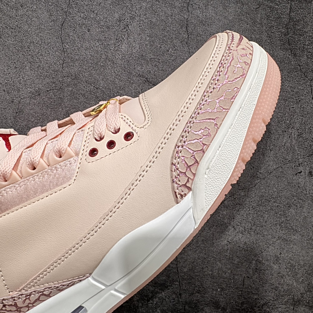 图片[6]-【外贸大厂】Air Jordan 3 Valentine\’s Day WMNS 浅粉情人节 AJ3 乔丹3代 aj3 乔3 粉红 乔丹篮球鞋系列n整体鞋身以水洗珊瑚色的柔软皮革打造，鞋舌、鞋带和内衬的颜色与之相匹配，呈现出清新甜美的风格，非常契合情人节的浪漫氛围。鞋身的最上排鞋眼孔处有深红色的点缀，鞋的前掌部位也有深红色的元素，为鞋子增添了一抹亮丽的色彩；鞋舌和后跟Jumpman Logo均以红色点缀，经典的大象纹图案保留在鞋头和鞋跟处，不过在这双情人节特别款上，大象纹的颜色与鞋身主体颜色相统一，呈现出独特的视觉效果，使整双鞋看起来更具整体性和高级感；鞋带上配有宝石装饰，红色的类似红宝石的宝石镶嵌在金色的吊饰中，分别悬挂在鞋子的内侧和外侧，不仅增加了鞋子的华丽感，也成为了整双鞋的一大亮点。 货号：HJ0178-600 尺码：36 36.5 37.5 38 38.5 39 40 40.5 41 42 42.5 43 44 44.5 45 46 47.5 编码：777380400-莆田鞋批发中心