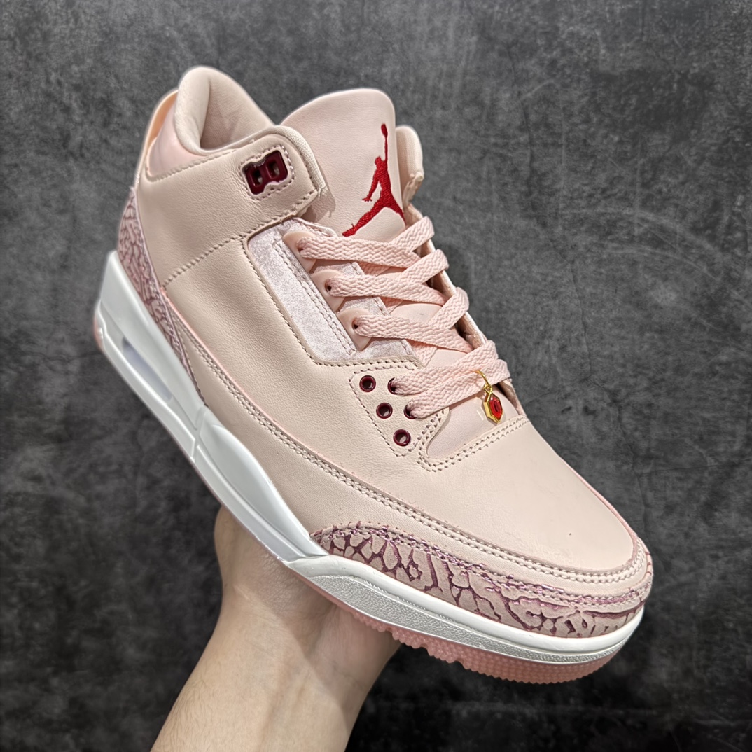 图片[3]-【外贸大厂】Air Jordan 3 Valentine\’s Day WMNS 浅粉情人节 AJ3 乔丹3代 aj3 乔3 粉红 乔丹篮球鞋系列n整体鞋身以水洗珊瑚色的柔软皮革打造，鞋舌、鞋带和内衬的颜色与之相匹配，呈现出清新甜美的风格，非常契合情人节的浪漫氛围。鞋身的最上排鞋眼孔处有深红色的点缀，鞋的前掌部位也有深红色的元素，为鞋子增添了一抹亮丽的色彩；鞋舌和后跟Jumpman Logo均以红色点缀，经典的大象纹图案保留在鞋头和鞋跟处，不过在这双情人节特别款上，大象纹的颜色与鞋身主体颜色相统一，呈现出独特的视觉效果，使整双鞋看起来更具整体性和高级感；鞋带上配有宝石装饰，红色的类似红宝石的宝石镶嵌在金色的吊饰中，分别悬挂在鞋子的内侧和外侧，不仅增加了鞋子的华丽感，也成为了整双鞋的一大亮点。 货号：HJ0178-600 尺码：36 36.5 37.5 38 38.5 39 40 40.5 41 42 42.5 43 44 44.5 45 46 47.5 编码：777380400-莆田鞋批发中心