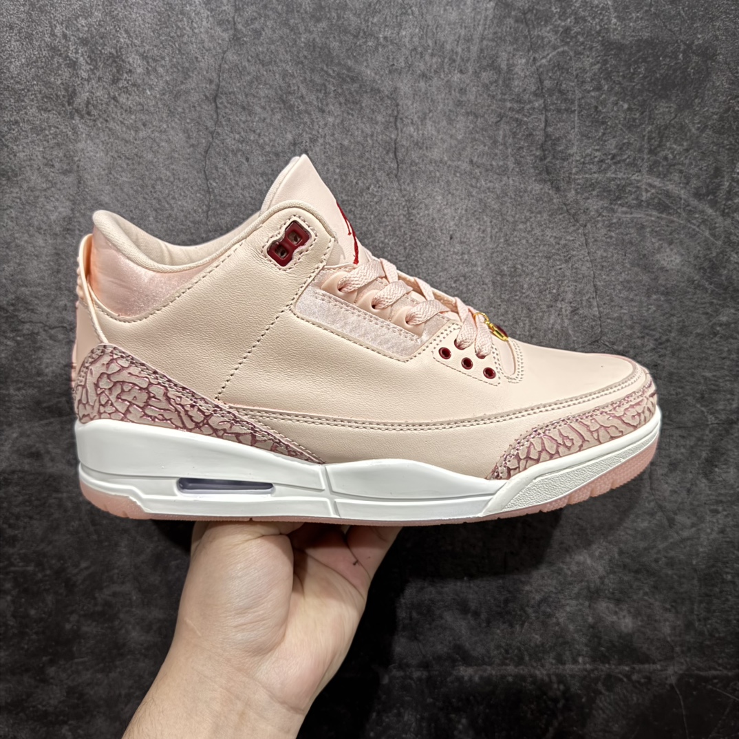 【外贸大厂】Air Jordan 3 Valentine\’s Day WMNS 浅粉情人节 AJ3 乔丹3代 aj3 乔3 粉红 乔丹篮球鞋系列n整体鞋身以水洗珊瑚色的柔软皮革打造，鞋舌、鞋带和内衬的颜色与之相匹配，呈现出清新甜美的风格，非常契合情人节的浪漫氛围。鞋身的最上排鞋眼孔处有深红色的点缀，鞋的前掌部位也有深红色的元素，为鞋子增添了一抹亮丽的色彩；鞋舌和后跟Jumpman Logo均以红色点缀，经典的大象纹图案保留在鞋头和鞋跟处，不过在这双情人节特别款上，大象纹的颜色与鞋身主体颜色相统一，呈现出独特的视觉效果，使整双鞋看起来更具整体性和高级感；鞋带上配有宝石装饰，红色的类似红宝石的宝石镶嵌在金色的吊饰中，分别悬挂在鞋子的内侧和外侧，不仅增加了鞋子的华丽感，也成为了整双鞋的一大亮点。 货号：HJ0178-600 尺码：36 36.5 37.5 38 38.5 39 40 40.5 41 42 42.5 43 44 44.5 45 46 47.5 编码：777380400-莆田鞋批发中心