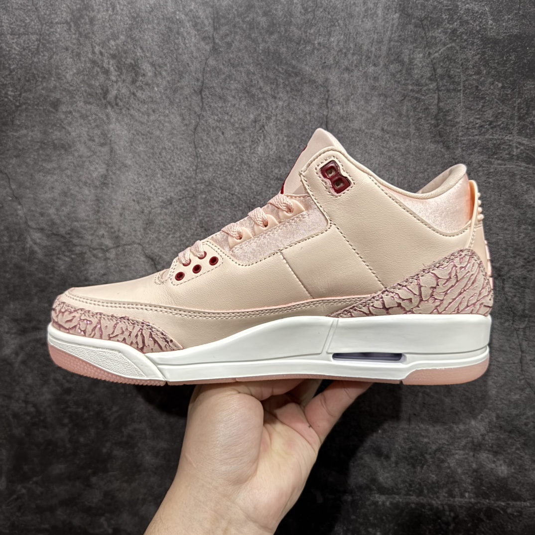 图片[2]-【外贸大厂】Air Jordan 3 Valentine\’s Day WMNS 浅粉情人节 AJ3 乔丹3代 aj3 乔3 粉红 乔丹篮球鞋系列n整体鞋身以水洗珊瑚色的柔软皮革打造，鞋舌、鞋带和内衬的颜色与之相匹配，呈现出清新甜美的风格，非常契合情人节的浪漫氛围。鞋身的最上排鞋眼孔处有深红色的点缀，鞋的前掌部位也有深红色的元素，为鞋子增添了一抹亮丽的色彩；鞋舌和后跟Jumpman Logo均以红色点缀，经典的大象纹图案保留在鞋头和鞋跟处，不过在这双情人节特别款上，大象纹的颜色与鞋身主体颜色相统一，呈现出独特的视觉效果，使整双鞋看起来更具整体性和高级感；鞋带上配有宝石装饰，红色的类似红宝石的宝石镶嵌在金色的吊饰中，分别悬挂在鞋子的内侧和外侧，不仅增加了鞋子的华丽感，也成为了整双鞋的一大亮点。 货号：HJ0178-600 尺码：36 36.5 37.5 38 38.5 39 40 40.5 41 42 42.5 43 44 44.5 45 46 47.5 编码：777380400-莆田鞋批发中心