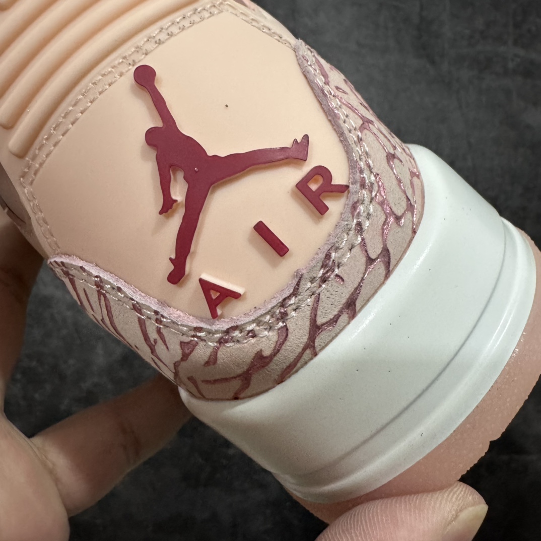 图片[2]-【外贸大厂】Air Jordan 3 Valentine\’s Day WMNS 浅粉情人节 AJ3 乔丹3代 aj3 乔3 粉红 乔丹篮球鞋系列n整体鞋身以水洗珊瑚色的柔软皮革打造，鞋舌、鞋带和内衬的颜色与之相匹配，呈现出清新甜美的风格，非常契合情人节的浪漫氛围。鞋身的最上排鞋眼孔处有深红色的点缀，鞋的前掌部位也有深红色的元素，为鞋子增添了一抹亮丽的色彩；鞋舌和后跟Jumpman Logo均以红色点缀，经典的大象纹图案保留在鞋头和鞋跟处，不过在这双情人节特别款上，大象纹的颜色与鞋身主体颜色相统一，呈现出独特的视觉效果，使整双鞋看起来更具整体性和高级感；鞋带上配有宝石装饰，红色的类似红宝石的宝石镶嵌在金色的吊饰中，分别悬挂在鞋子的内侧和外侧，不仅增加了鞋子的华丽感，也成为了整双鞋的一大亮点。 货号：HJ0178-600 尺码：36 36.5 37.5 38 38.5 39 40 40.5 41 42 42.5 43 44 44.5 45 46 47.5 编码：777380400-莆田鞋批发中心