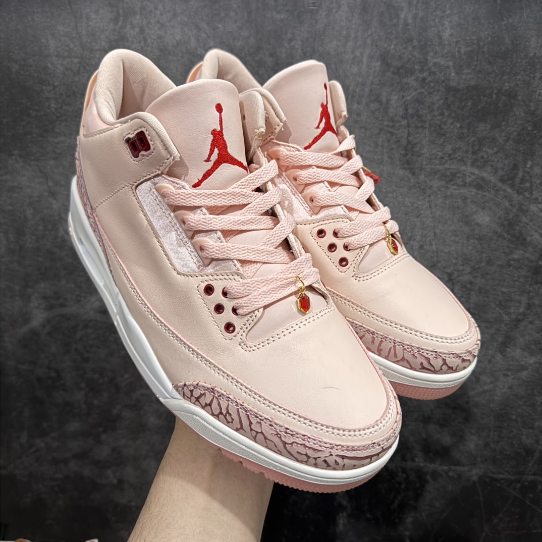 【外贸大厂】Air Jordan 3 Valentine\’s Day WMNS 浅粉情人节 AJ3 乔丹3代 aj3 乔3 粉红 乔丹篮球鞋系列n整体鞋身以水洗珊瑚色的柔软皮革打造，鞋舌、鞋带和内衬的颜色与之相匹配，呈现出清新甜美的风格，非常契合情人节的浪漫氛围。鞋身的最上排鞋眼孔处有深红色的点缀，鞋的前掌部位也有深红色的元素，为鞋子增添了一抹亮丽的色彩；鞋舌和后跟Jumpman Logo均以红色点缀，经典的大象纹图案保留在鞋头和鞋跟处，不过在这双情人节特别款上，大象纹的颜色与鞋身主体颜色相统一，呈现出独特的视觉效果，使整双鞋看起来更具整体性和高级感；鞋带上配有宝石装饰，红色的类似红宝石的宝石镶嵌在金色的吊饰中，分别悬挂在鞋子的内侧和外侧，不仅增加了鞋子的华丽感，也成为了整双鞋的一大亮点。 货号：HJ0178-600 尺码：36 36.5 37.5 38 38.5 39 40 40.5 41 42 42.5 43 44 44.5 45 46 47.5 编码：777380400-莆田鞋批发中心