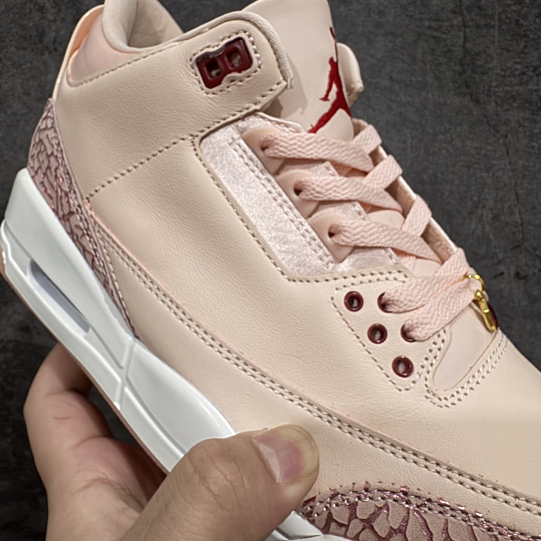 图片[5]-【外贸大厂】Air Jordan 3 Valentine\’s Day WMNS 浅粉情人节 AJ3 乔丹3代 aj3 乔3 粉红 乔丹篮球鞋系列n整体鞋身以水洗珊瑚色的柔软皮革打造，鞋舌、鞋带和内衬的颜色与之相匹配，呈现出清新甜美的风格，非常契合情人节的浪漫氛围。鞋身的最上排鞋眼孔处有深红色的点缀，鞋的前掌部位也有深红色的元素，为鞋子增添了一抹亮丽的色彩；鞋舌和后跟Jumpman Logo均以红色点缀，经典的大象纹图案保留在鞋头和鞋跟处，不过在这双情人节特别款上，大象纹的颜色与鞋身主体颜色相统一，呈现出独特的视觉效果，使整双鞋看起来更具整体性和高级感；鞋带上配有宝石装饰，红色的类似红宝石的宝石镶嵌在金色的吊饰中，分别悬挂在鞋子的内侧和外侧，不仅增加了鞋子的华丽感，也成为了整双鞋的一大亮点。 货号：HJ0178-600 尺码：36 36.5 37.5 38 38.5 39 40 40.5 41 42 42.5 43 44 44.5 45 46 47.5 编码：777380400-莆田鞋批发中心