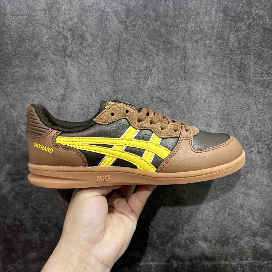 【公司级】HAY x Asics Skyhand OG 复古 ASICS (亚瑟士）是日本实业家鬼家喜八郎创立的运动品牌，名字想法源自著名的拉丁谚语“AnimaSana In Corpore Sano”意为“健全的精神寓于强健的体魄”。正如其名字的含义，ASICS亚瑟士一直坚信保持身体的健康与活力是打造健康快乐的生活方式的最佳途径。亚瑟士的、篮等系列集专业与美貌于一身，拥有极高的热度货号：1203A563-250 尺码：36 37 37.5 38 39 39.5 40 40.5 41.5 42 42.5 43.5 44 45 编码：LDS220230-莆田鞋批发中心