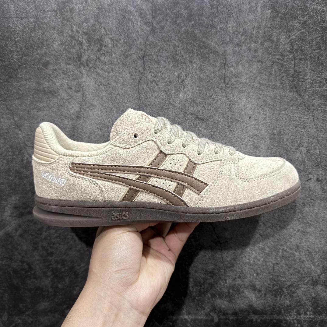 【公司级】HAY x Asics Skyhand OG 复古 ASICS (亚瑟士）是日本实业家鬼家喜八郎创立的运动品牌，名字想法源自著名的拉丁谚语“AnimaSana In Corpore Sano”意为“健全的精神寓于强健的体魄”。正如其名字的含义，ASICS亚瑟士一直坚信保持身体的健康与活力是打造健康快乐的生活方式的最佳途径。亚瑟士的、篮等系列集专业与美貌于一身，拥有极高的热度货号：1203A563-250 尺码：36 37 37.5 38 39 39.5 40 40.5 41.5 42 42.5 43.5 44 45 编码：LDS220230-莆田鞋批发中心