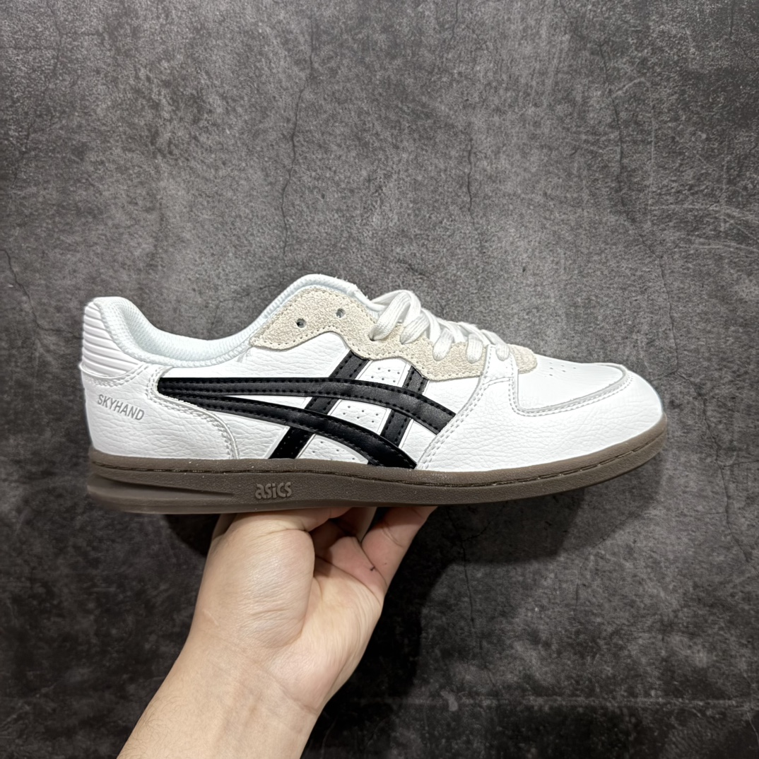 【公司级】HAY x Asics Skyhand OG 复古 ASICS (亚瑟士）是日本实业家鬼家喜八郎创立的运动品牌，名字想法源自著名的拉丁谚语“AnimaSana In Corpore Sano”意为“健全的精神寓于强健的体魄”。正如其名字的含义，ASICS亚瑟士一直坚信保持身体的健康与活力是打造健康快乐的生活方式的最佳途径。亚瑟士的、篮等系列集专业与美貌于一身，拥有极高的热度货号：1203A563-250 尺码：36 37 37.5 38 39 39.5 40 40.5 41.5 42 42.5 43.5 44 45 编码：LDS220230-莆田鞋批发中心