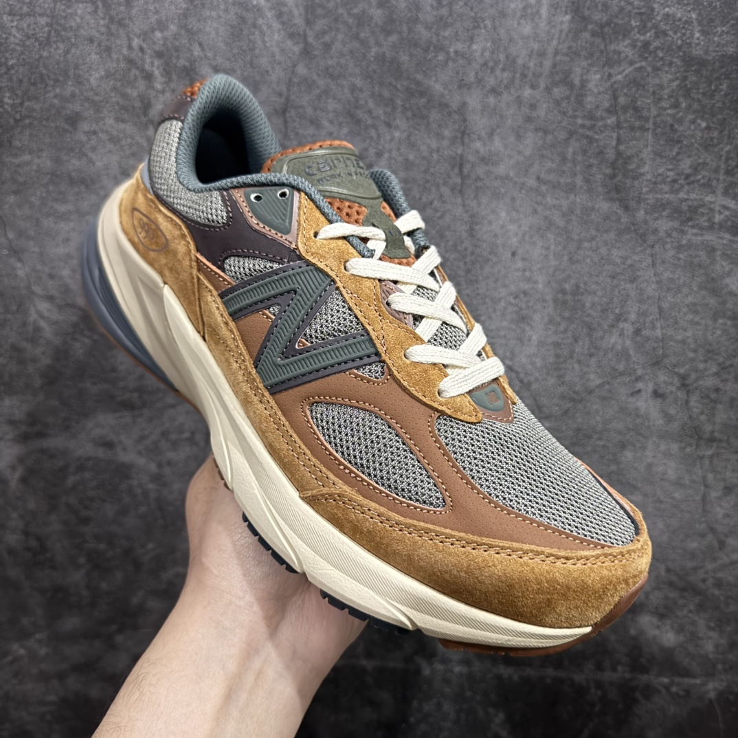 图片[3]-【K版纯原】New Balance M990CH6 新百伦NB990V6 第六代总统复古慢跑鞋正确3M反光细节 原楦原纸版开发 正确6层组合底模精密开发 搭载全新碳素中底 后跟透明TPU水晶装饰条稳固 沿用了引以为傲的跑鞋手工技艺 采用猪皮绒面并包裹局部透气网面的鞋身设计 菱网鞋舌上刻有New Balance USA 鞋面依旧身着经典的大热之灰 彰显了其高端的品质身份  尺码：36 37 37.5 38 38.5 39 40 40.5 41.5 42 42.5 43 44 45 编码：HXS270200-莆田鞋批发中心