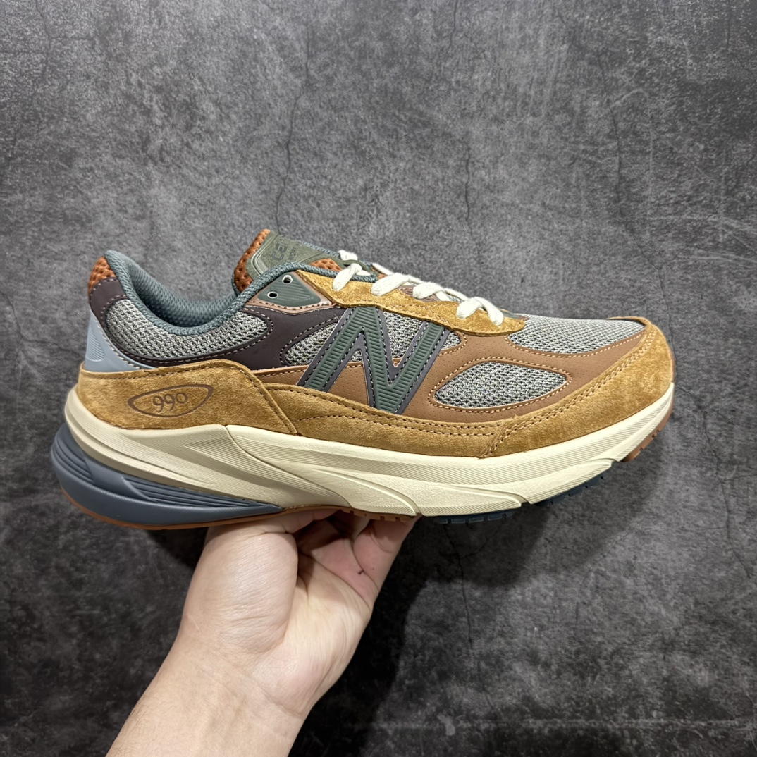 【K版纯原】New Balance M990CH6 新百伦NB990V6 第六代总统复古慢跑鞋正确3M反光细节 原楦原纸版开发 正确6层组合底模精密开发 搭载全新碳素中底 后跟透明TPU水晶装饰条稳固 沿用了引以为傲的跑鞋手工技艺 采用猪皮绒面并包裹局部透气网面的鞋身设计 菱网鞋舌上刻有New Balance USA 鞋面依旧身着经典的大热之灰 彰显了其高端的品质身份  尺码：36 37 37.5 38 38.5 39 40 40.5 41.5 42 42.5 43 44 45 编码：HXS270200-莆田鞋批发中心