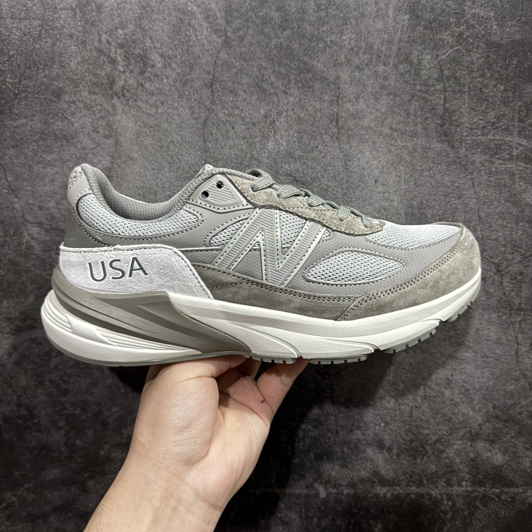 【K版纯原】New Balance M990WT6新百伦NB990V6 第六代总统复古慢跑鞋正确3M反光细节 原楦原纸版开发 正确6层组合底模精密开发 搭载全新碳素中底 后跟透明TPU水晶装饰条稳固 沿用了引以为傲的跑鞋手工技艺 采用猪皮绒面并包裹局部透气网面的鞋身设计 菱网鞋舌上刻有New Balance USA 鞋面依旧身着经典的大热之灰 彰显了其高端的品质身份  尺码：36 37 37.5 38 38.5 39 40 40.5 41.5 42 42.5 43 44 45 编码：HXS270200-莆田鞋批发中心