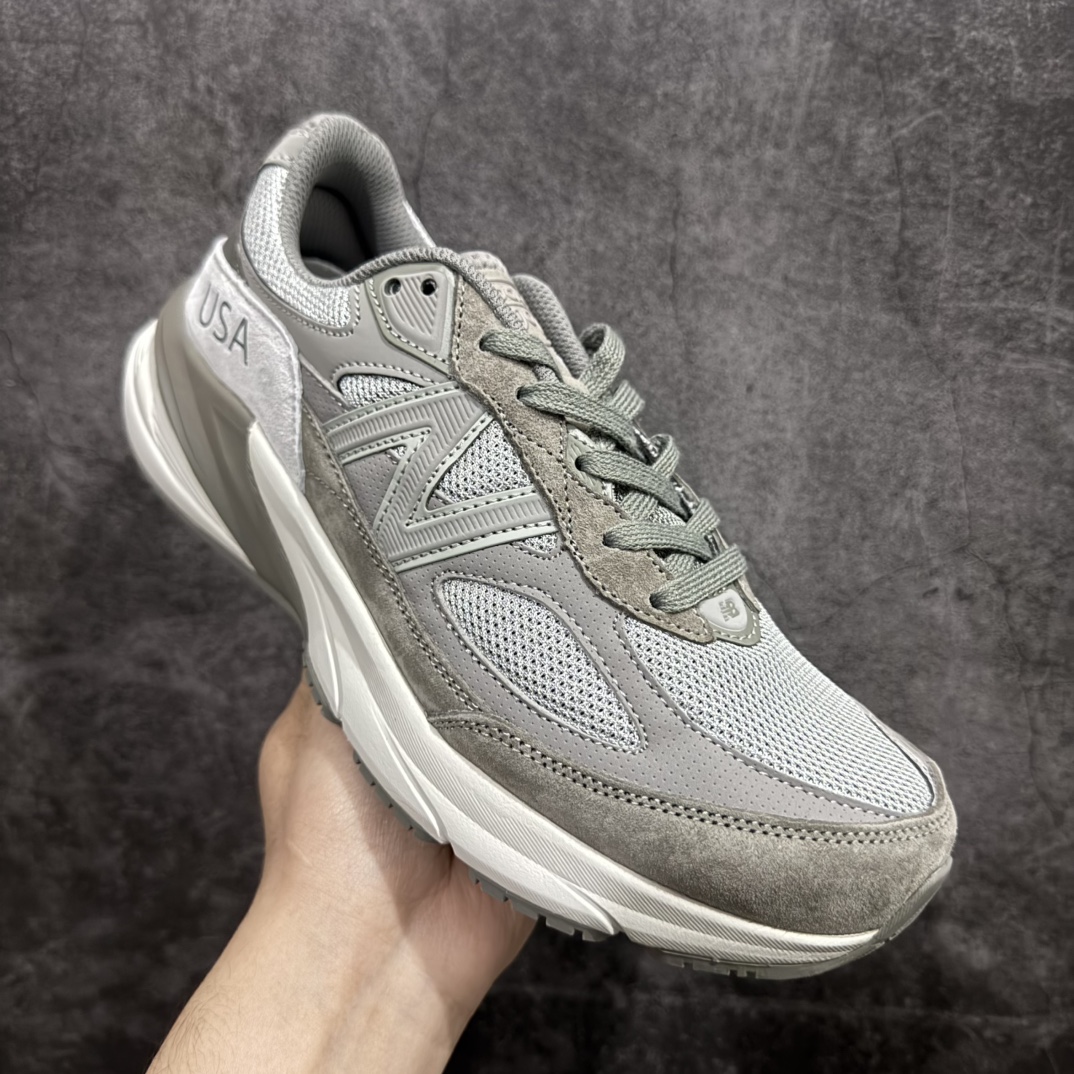 图片[3]-【K版纯原】New Balance M990WT6新百伦NB990V6 第六代总统复古慢跑鞋正确3M反光细节 原楦原纸版开发 正确6层组合底模精密开发 搭载全新碳素中底 后跟透明TPU水晶装饰条稳固 沿用了引以为傲的跑鞋手工技艺 采用猪皮绒面并包裹局部透气网面的鞋身设计 菱网鞋舌上刻有New Balance USA 鞋面依旧身着经典的大热之灰 彰显了其高端的品质身份  尺码：36 37 37.5 38 38.5 39 40 40.5 41.5 42 42.5 43 44 45 编码：HXS270200-莆田鞋批发中心