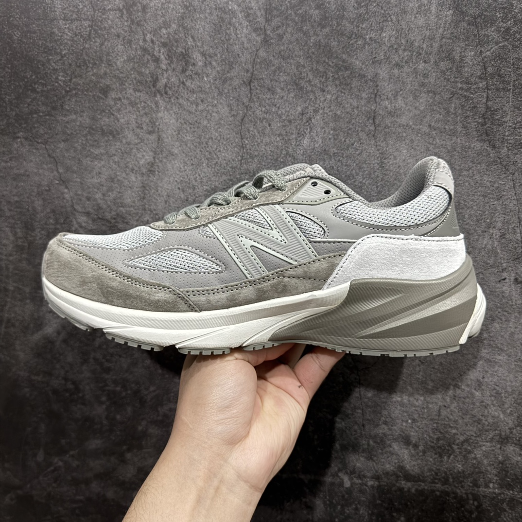 图片[2]-【K版纯原】New Balance M990WT6新百伦NB990V6 第六代总统复古慢跑鞋正确3M反光细节 原楦原纸版开发 正确6层组合底模精密开发 搭载全新碳素中底 后跟透明TPU水晶装饰条稳固 沿用了引以为傲的跑鞋手工技艺 采用猪皮绒面并包裹局部透气网面的鞋身设计 菱网鞋舌上刻有New Balance USA 鞋面依旧身着经典的大热之灰 彰显了其高端的品质身份  尺码：36 37 37.5 38 38.5 39 40 40.5 41.5 42 42.5 43 44 45 编码：HXS270200-莆田鞋批发中心