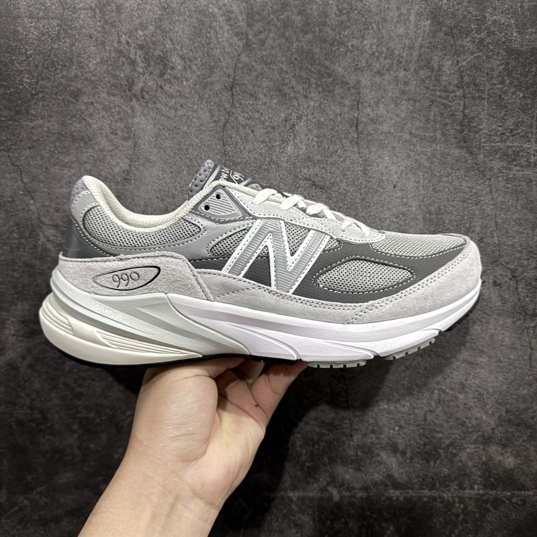 【K版纯原】New Balance M990GL6新百伦NB990V6 第六代总统复古慢跑鞋正确3M反光细节 原楦原纸版开发 正确6层组合底模精密开发 搭载全新碳素中底 后跟透明TPU水晶装饰条稳固 沿用了引以为傲的跑鞋手工技艺 采用猪皮绒面并包裹局部透气网面的鞋身设计 菱网鞋舌上刻有New Balance USA 鞋面依旧身着经典的大热之灰 彰显了其高端的品质身份  尺码：36 37 37.5 38 38.5 39 40 40.5 41.5 42 42.5 43 44 45 编码：HXS270200-莆田鞋批发中心