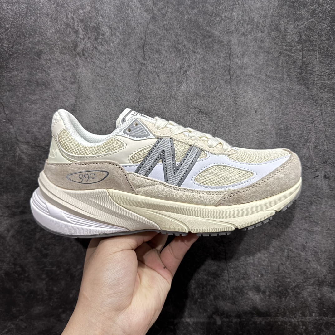 【K版纯原】New Balance W990SS6新百伦NB990V6 第六代总统复古慢跑鞋正确3M反光细节 原楦原纸版开发 正确6层组合底模精密开发 搭载全新碳素中底 后跟透明TPU水晶装饰条稳固 沿用了引以为傲的跑鞋手工技艺 采用猪皮绒面并包裹局部透气网面的鞋身设计 菱网鞋舌上刻有New Balance USA 鞋面依旧身着经典的大热之灰 彰显了其高端的品质身份  尺码：36 37 37.5 38 38.5 39 40 40.5 41.5 42 42.5 43 44 45 编码：HXS270200-莆田鞋批发中心