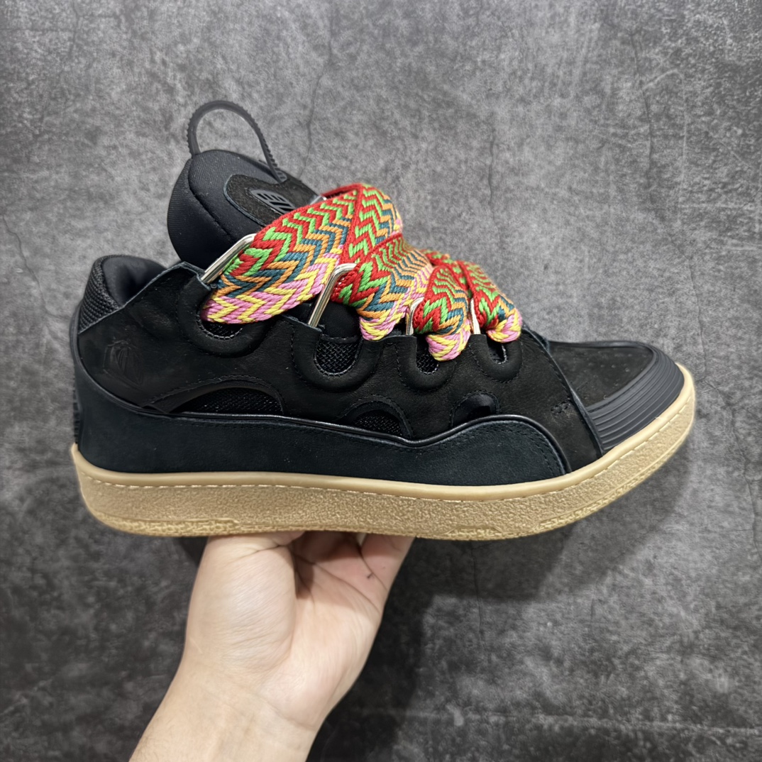 【莞顶纯原版】 Lanvin Leather Curb Sneakersn浪凡面包鞋 本地现货n原版1:1开模重工艺制作面料采用进口牛磨砂➕环保牛反绒➕金钢网织物内里柔软透气太空棉面料 原版开模双色TPU大底顶级品质 区别本地市场流通其他货品nLeather是一款灵感源自90年代的运动鞋 设计自信 尺寸夸张 这款鞋由纳帕小牛皮、翻毛皮和网眼布制成 圆润的外形、加垫的鞋舌和弯曲的金属孔眼使这款精心打造的鞋格外舒适  尺码：35-46 编码：T510550-莆田鞋批发中心