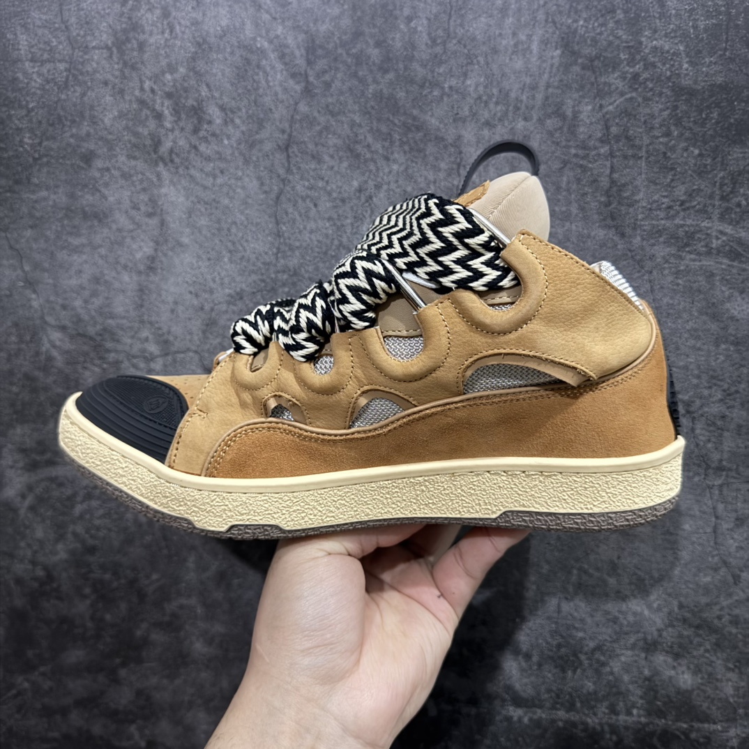 图片[2]-【莞顶纯原版】 Lanvin Leather Curb Sneakersn浪凡面包鞋 本地现货n原版1:1开模重工艺制作面料采用进口牛磨砂➕环保牛反绒➕金钢网织物内里柔软透气太空棉面料 原版开模双色TPU大底顶级品质 区别本地市场流通其他货品nLeather是一款灵感源自90年代的运动鞋 设计自信 尺寸夸张 这款鞋由纳帕小牛皮、翻毛皮和网眼布制成 圆润的外形、加垫的鞋舌和弯曲的金属孔眼使这款精心打造的鞋格外舒适  尺码：35-46 编码：T510550-莆田鞋批发中心