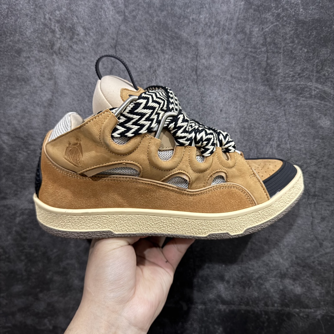 【莞顶纯原版】 Lanvin Leather Curb Sneakersn浪凡面包鞋 本地现货n原版1:1开模重工艺制作面料采用进口牛磨砂➕环保牛反绒➕金钢网织物内里柔软透气太空棉面料 原版开模双色TPU大底顶级品质 区别本地市场流通其他货品nLeather是一款灵感源自90年代的运动鞋 设计自信 尺寸夸张 这款鞋由纳帕小牛皮、翻毛皮和网眼布制成 圆润的外形、加垫的鞋舌和弯曲的金属孔眼使这款精心打造的鞋格外舒适  尺码：35-46 编码：T510550-莆田鞋批发中心