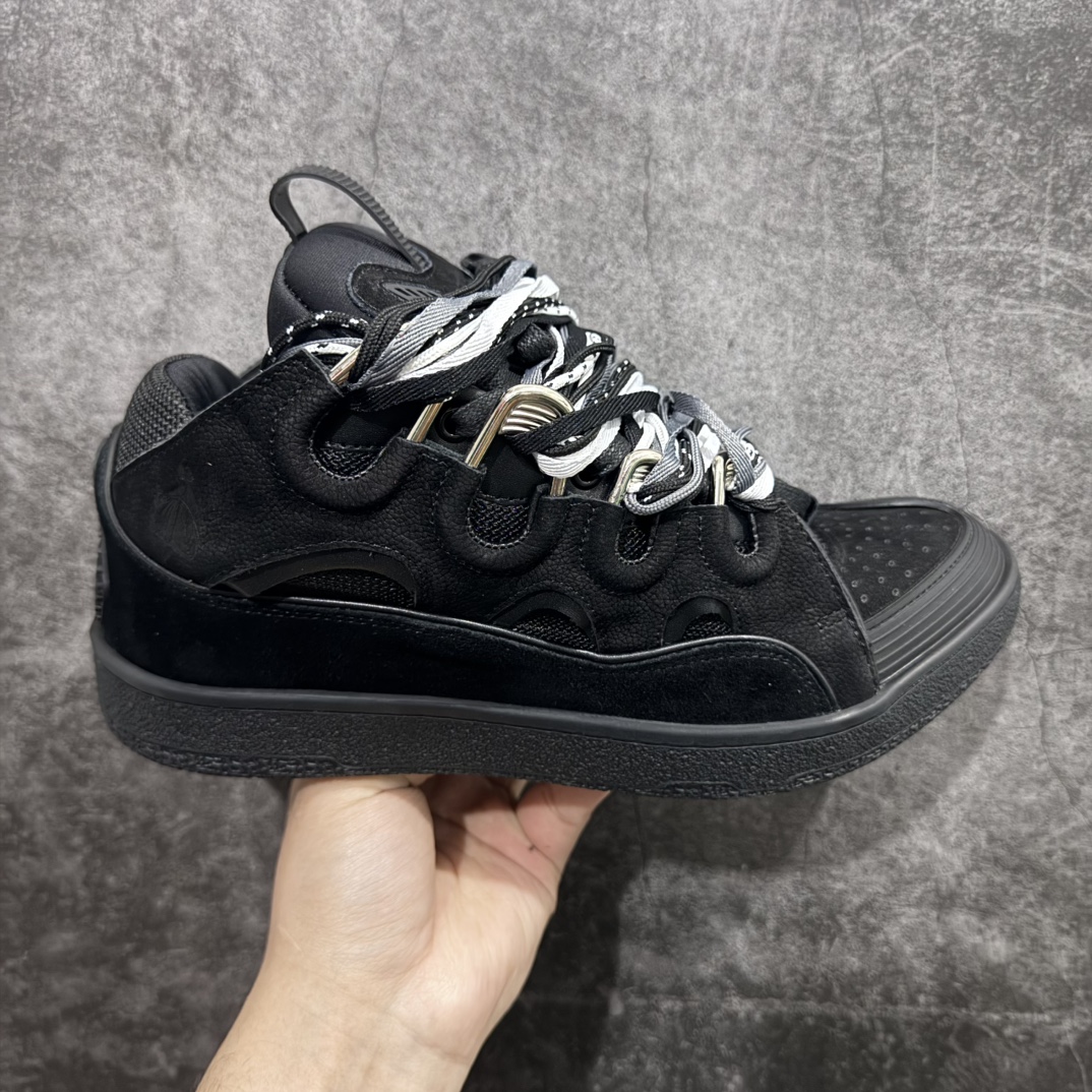 【莞顶纯原版】 Lanvin Leather Curb Sneakersn浪凡面包鞋 本地现货n原版1:1开模重工艺制作面料采用进口牛磨砂➕环保牛反绒➕金钢网织物内里柔软透气太空棉面料 原版开模双色TPU大底顶级品质 区别本地市场流通其他货品nLeather是一款灵感源自90年代的运动鞋 设计自信 尺寸夸张 这款鞋由纳帕小牛皮、翻毛皮和网眼布制成 圆润的外形、加垫的鞋舌和弯曲的金属孔眼使这款精心打造的鞋格外舒适  尺码：35-46 编码：T510550-莆田鞋批发中心