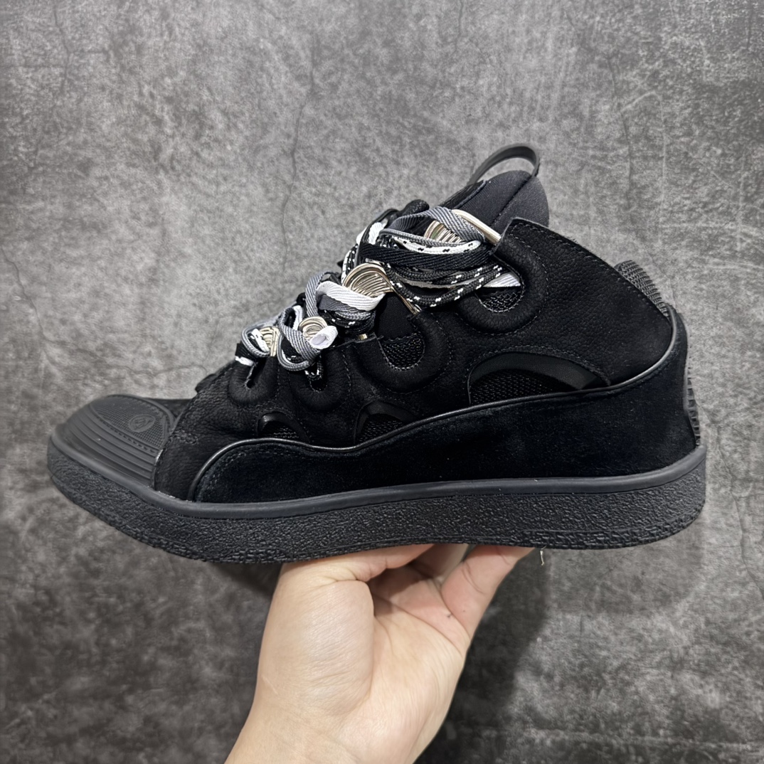 图片[2]-【莞顶纯原版】 Lanvin Leather Curb Sneakersn浪凡面包鞋 本地现货n原版1:1开模重工艺制作面料采用进口牛磨砂➕环保牛反绒➕金钢网织物内里柔软透气太空棉面料 原版开模双色TPU大底顶级品质 区别本地市场流通其他货品nLeather是一款灵感源自90年代的运动鞋 设计自信 尺寸夸张 这款鞋由纳帕小牛皮、翻毛皮和网眼布制成 圆润的外形、加垫的鞋舌和弯曲的金属孔眼使这款精心打造的鞋格外舒适  尺码：35-46 编码：T510550-莆田鞋批发中心