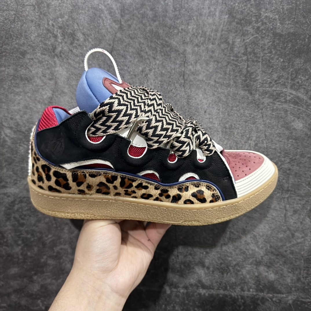 【莞顶纯原版】 Lanvin Leather Curb Sneakersn浪凡面包鞋 本地现货n原版1:1开模重工艺制作面料采用进口牛磨砂➕环保牛反绒➕金钢网织物内里柔软透气太空棉面料 原版开模双色TPU大底顶级品质 区别本地市场流通其他货品nLeather是一款灵感源自90年代的运动鞋 设计自信 尺寸夸张 这款鞋由纳帕小牛皮、翻毛皮和网眼布制成 圆润的外形、加垫的鞋舌和弯曲的金属孔眼使这款精心打造的鞋格外舒适  尺码：35-46 编码：T510550-莆田鞋批发中心