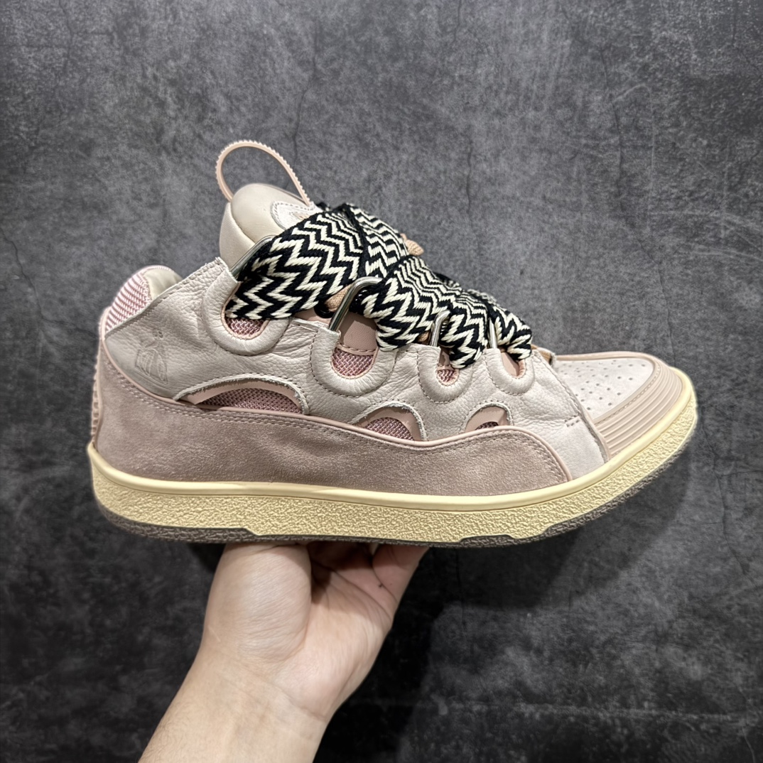 【莞顶纯原版】 Lanvin Leather Curb Sneakersn浪凡面包鞋 本地现货n原版1:1开模重工艺制作面料采用进口牛磨砂➕环保牛反绒➕金钢网织物内里柔软透气太空棉面料 原版开模双色TPU大底顶级品质 区别本地市场流通其他货品nLeather是一款灵感源自90年代的运动鞋 设计自信 尺寸夸张 这款鞋由纳帕小牛皮、翻毛皮和网眼布制成 圆润的外形、加垫的鞋舌和弯曲的金属孔眼使这款精心打造的鞋格外舒适  尺码：35-46 编码：T510550-莆田鞋批发中心