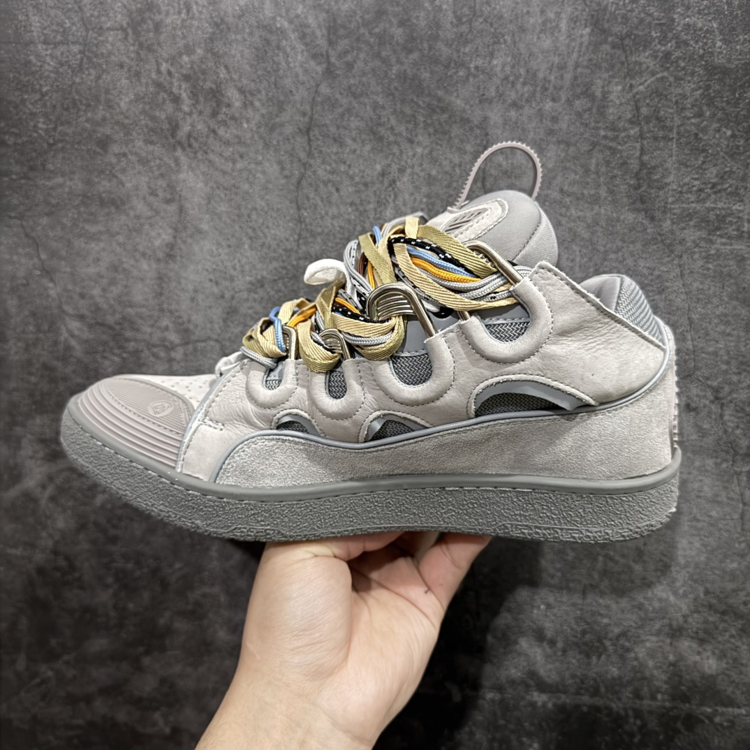 图片[2]-【莞顶纯原版】 Lanvin Leather Curb Sneakersn浪凡面包鞋 本地现货n原版1:1开模重工艺制作面料采用进口牛磨砂➕环保牛反绒➕金钢网织物内里柔软透气太空棉面料 原版开模双色TPU大底顶级品质 区别本地市场流通其他货品nLeather是一款灵感源自90年代的运动鞋 设计自信 尺寸夸张 这款鞋由纳帕小牛皮、翻毛皮和网眼布制成 圆润的外形、加垫的鞋舌和弯曲的金属孔眼使这款精心打造的鞋格外舒适  尺码：35-46 编码：T510550-莆田鞋批发中心