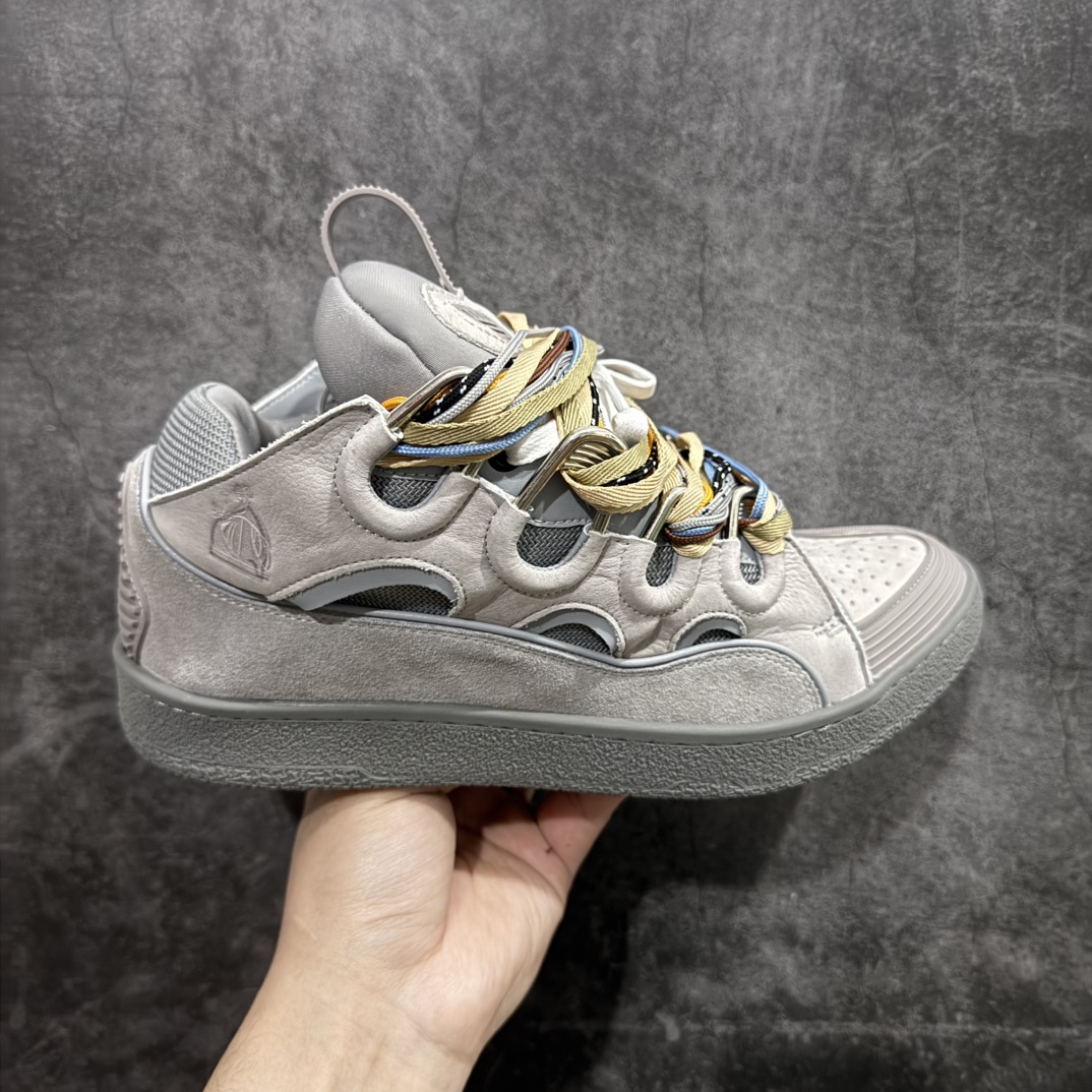 【莞顶纯原版】 Lanvin Leather Curb Sneakersn浪凡面包鞋 本地现货n原版1:1开模重工艺制作面料采用进口牛磨砂➕环保牛反绒➕金钢网织物内里柔软透气太空棉面料 原版开模双色TPU大底顶级品质 区别本地市场流通其他货品nLeather是一款灵感源自90年代的运动鞋 设计自信 尺寸夸张 这款鞋由纳帕小牛皮、翻毛皮和网眼布制成 圆润的外形、加垫的鞋舌和弯曲的金属孔眼使这款精心打造的鞋格外舒适  尺码：35-46 编码：T510550-莆田鞋批发中心