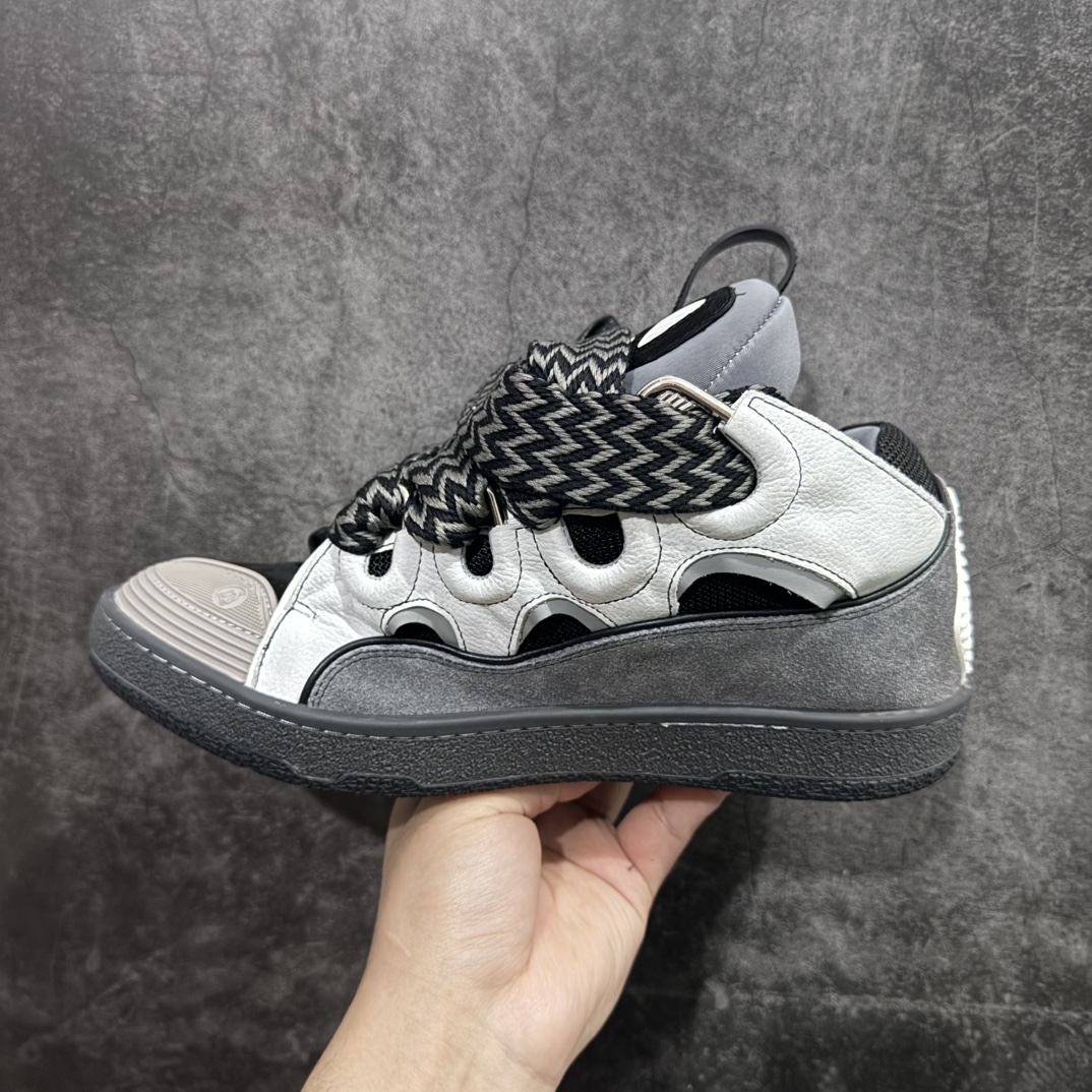 图片[2]-【莞顶纯原版】 Lanvin Leather Curb Sneakersn浪凡面包鞋 本地现货n原版1:1开模重工艺制作面料采用进口牛磨砂➕环保牛反绒➕金钢网织物内里柔软透气太空棉面料 原版开模双色TPU大底顶级品质 区别本地市场流通其他货品nLeather是一款灵感源自90年代的运动鞋 设计自信 尺寸夸张 这款鞋由纳帕小牛皮、翻毛皮和网眼布制成 圆润的外形、加垫的鞋舌和弯曲的金属孔眼使这款精心打造的鞋格外舒适  尺码：35-46 编码：T510550-莆田鞋批发中心