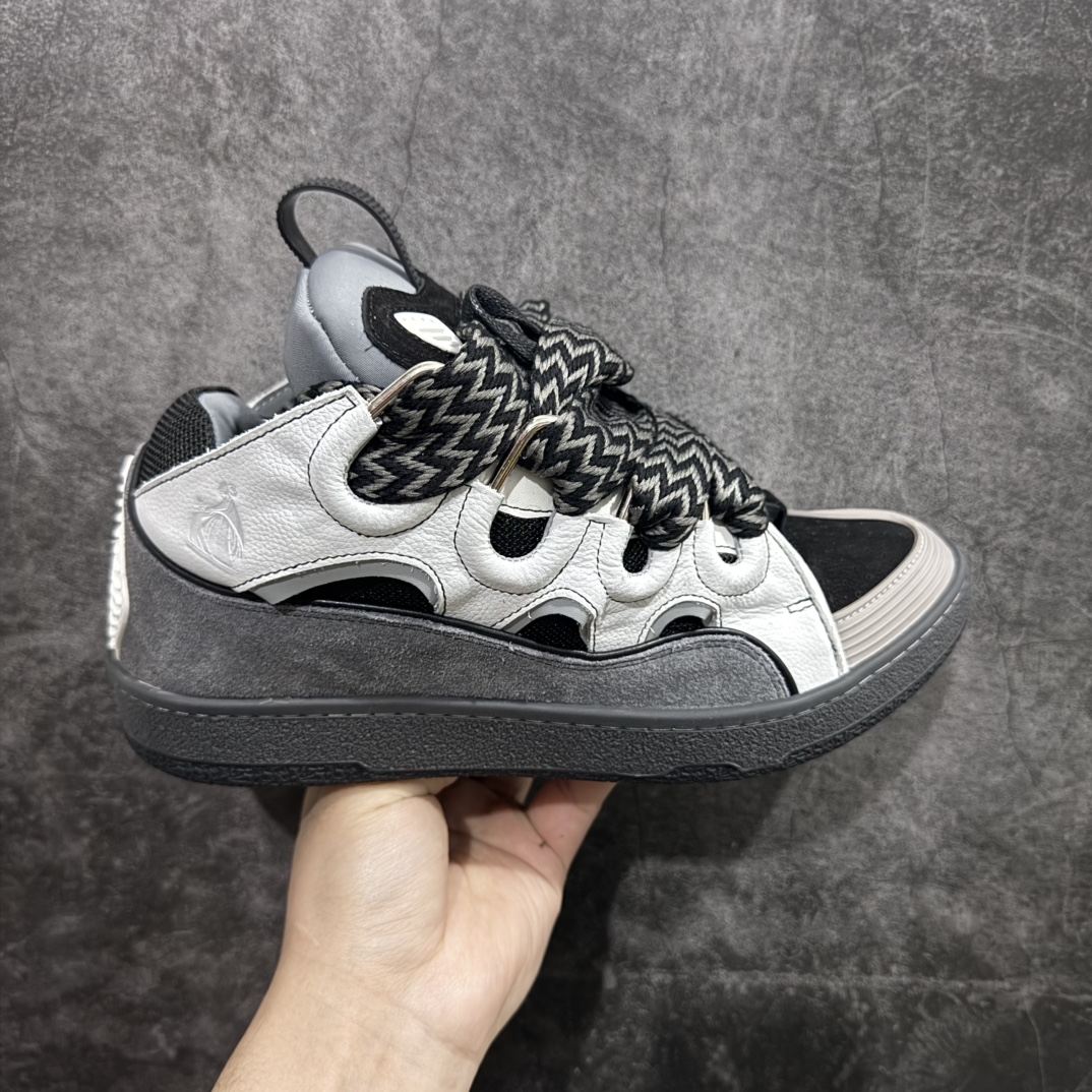 【莞顶纯原版】 Lanvin Leather Curb Sneakersn浪凡面包鞋 本地现货n原版1:1开模重工艺制作面料采用进口牛磨砂➕环保牛反绒➕金钢网织物内里柔软透气太空棉面料 原版开模双色TPU大底顶级品质 区别本地市场流通其他货品nLeather是一款灵感源自90年代的运动鞋 设计自信 尺寸夸张 这款鞋由纳帕小牛皮、翻毛皮和网眼布制成 圆润的外形、加垫的鞋舌和弯曲的金属孔眼使这款精心打造的鞋格外舒适  尺码：35-46 编码：T510550-莆田鞋批发中心