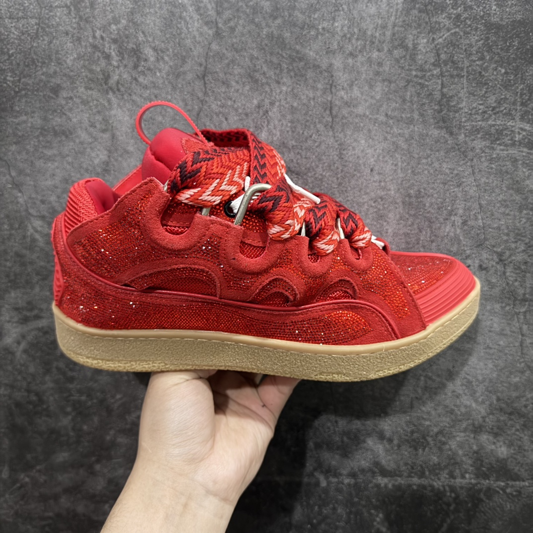 【莞顶纯原版】 Lanvin Leather Curb Sneakersn浪凡面包鞋 本地现货n原版1:1开模重工艺制作面料采用进口牛磨砂➕环保牛反绒➕金钢网织物内里柔软透气太空棉面料 原版开模双色TPU大底顶级品质 区别本地市场流通其他货品nLeather是一款灵感源自90年代的运动鞋 设计自信 尺寸夸张 这款鞋由纳帕小牛皮、翻毛皮和网眼布制成 圆润的外形、加垫的鞋舌和弯曲的金属孔眼使这款精心打造的鞋格外舒适  尺码：35-46 编码：T510550-莆田鞋批发中心