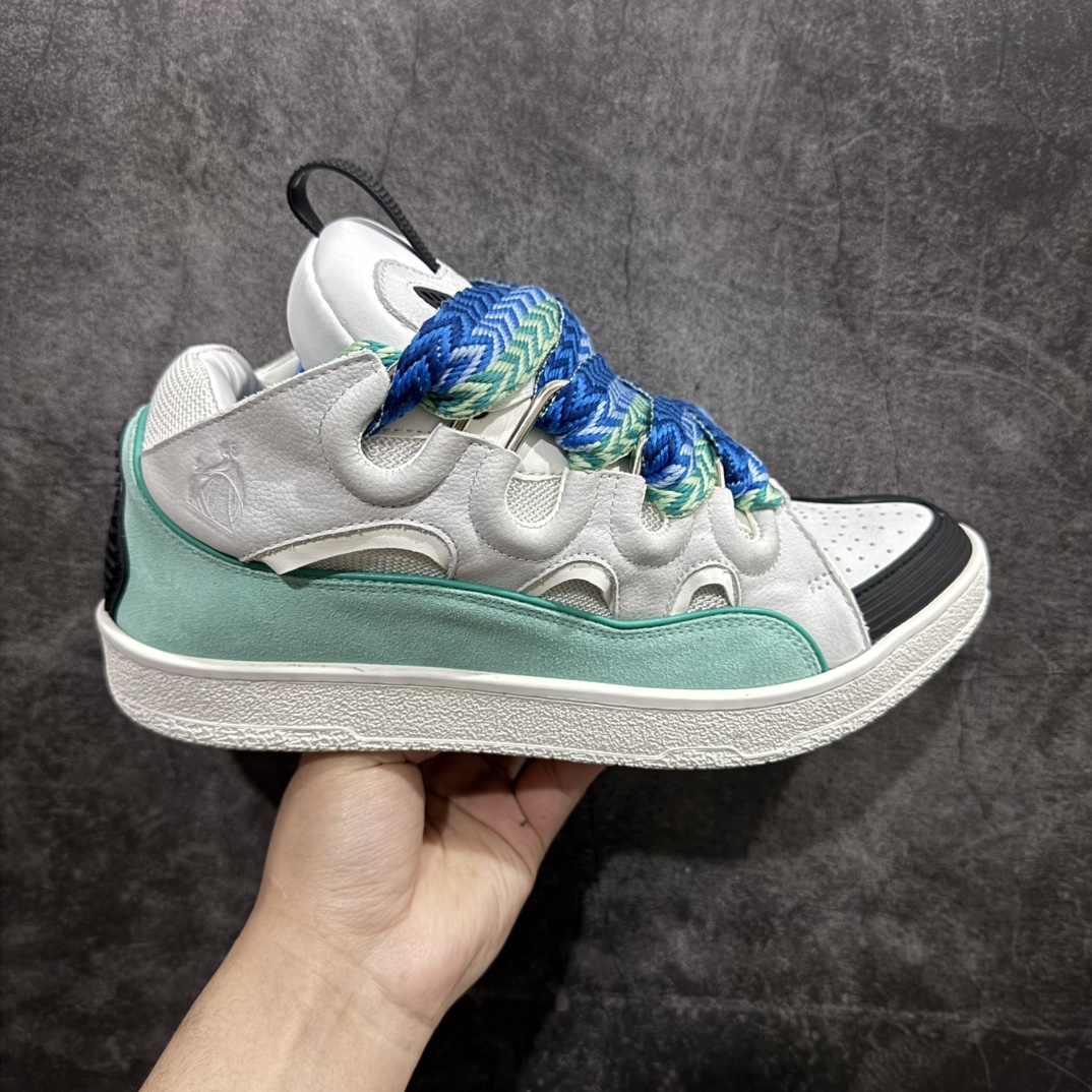 【莞顶纯原版】 Lanvin Leather Curb Sneakersn浪凡面包鞋 本地现货n原版1:1开模重工艺制作面料采用进口牛磨砂➕环保牛反绒➕金钢网织物内里柔软透气太空棉面料 原版开模双色TPU大底顶级品质 区别本地市场流通其他货品nLeather是一款灵感源自90年代的运动鞋 设计自信 尺寸夸张 这款鞋由纳帕小牛皮、翻毛皮和网眼布制成 圆润的外形、加垫的鞋舌和弯曲的金属孔眼使这款精心打造的鞋格外舒适  尺码：35-46 编码：T510550-莆田鞋批发中心