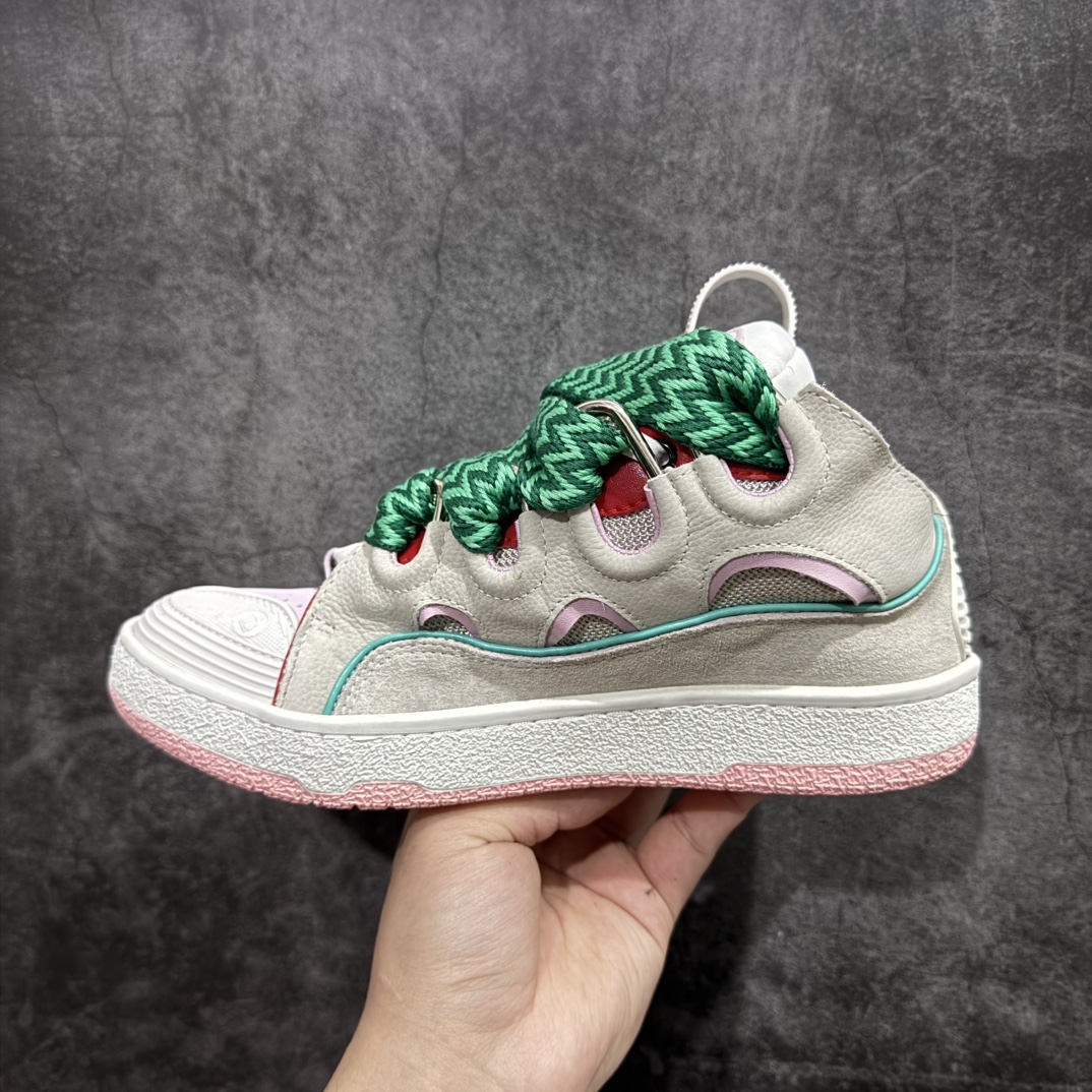 图片[2]-【莞顶纯原版】 Lanvin Leather Curb Sneakers 浪凡面包鞋 现货 原版1：1开模重工艺制作 面料采用进口牛磨砂➕环保牛反绒➕金钢网织物 内里柔软透气太空棉面料 原版开模双色TPU大底 顶级品质 区别市场流通其他货品 Leather是一款灵感源自90年代的运动鞋 设计自信 尺寸夸张 这款鞋由纳帕小牛皮、翻毛皮和网眼布制成 圆润的外形、加垫的鞋舌和弯曲的金属孔眼使这款精心打造的鞋格外舒适 尺码：35-46-选品中心