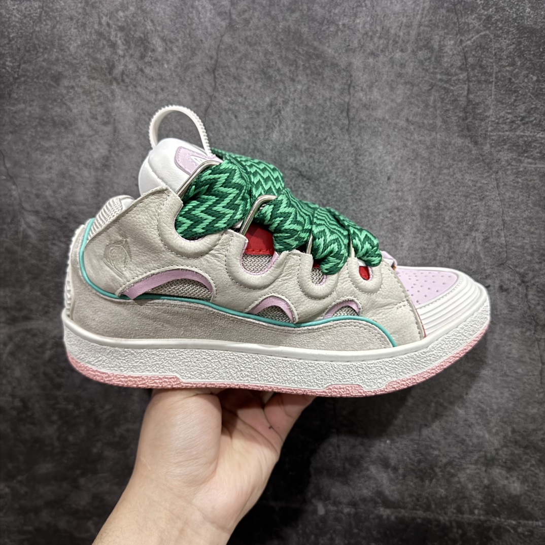 【莞顶纯原版】 Lanvin Leather Curb Sneakers 浪凡面包鞋 现货 原版1:1开模重工艺制作 面料采用进口牛磨砂➕环保牛反绒➕金钢网织物 内里柔软透气太空棉面料 原版开模双色TPU大底 顶级品质 区别市场流通其他货品 Leather是一款灵感源自90年代的运动鞋 设计自信 尺寸夸张 这款鞋由纳帕小牛皮、翻毛皮和网眼布制成 圆润的外形、加垫的鞋舌和弯曲的金属孔眼使这款精心打造的鞋格外舒适 尺码:35-46-选品中心
