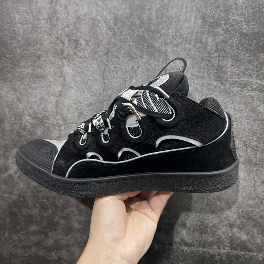 图片[2]-【莞顶纯原版】 Lanvin Leather Curb Sneakersn浪凡面包鞋 本地现货n原版1:1开模重工艺制作面料采用进口牛磨砂➕环保牛反绒➕金钢网织物内里柔软透气太空棉面料 原版开模双色TPU大底顶级品质 区别本地市场流通其他货品nLeather是一款灵感源自90年代的运动鞋 设计自信 尺寸夸张 这款鞋由纳帕小牛皮、翻毛皮和网眼布制成 圆润的外形、加垫的鞋舌和弯曲的金属孔眼使这款精心打造的鞋格外舒适  尺码：35-46 编码：T510550-莆田鞋批发中心