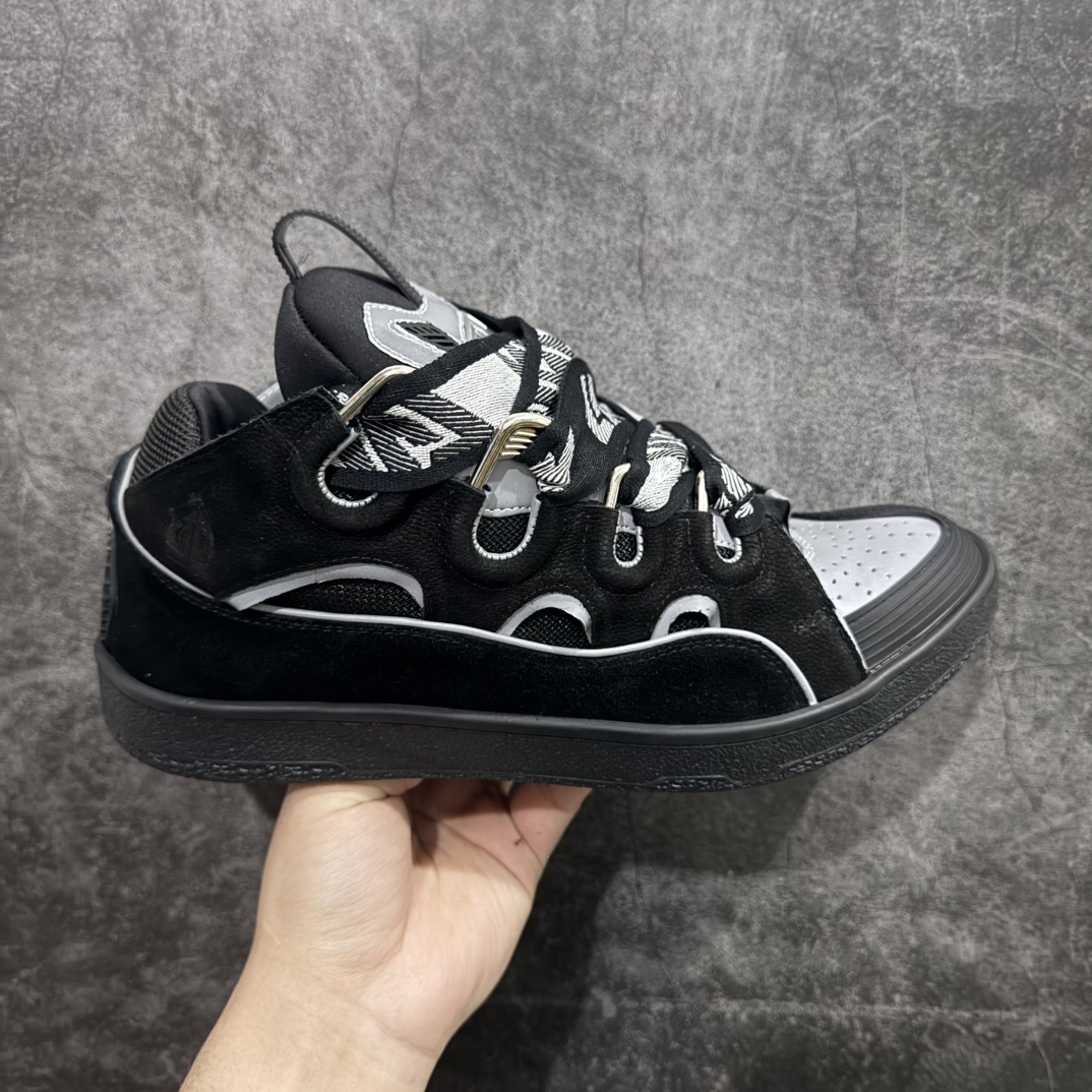 【莞顶纯原版】 Lanvin Leather Curb Sneakersn浪凡面包鞋 本地现货n原版1:1开模重工艺制作面料采用进口牛磨砂➕环保牛反绒➕金钢网织物内里柔软透气太空棉面料 原版开模双色TPU大底顶级品质 区别本地市场流通其他货品nLeather是一款灵感源自90年代的运动鞋 设计自信 尺寸夸张 这款鞋由纳帕小牛皮、翻毛皮和网眼布制成 圆润的外形、加垫的鞋舌和弯曲的金属孔眼使这款精心打造的鞋格外舒适  尺码：35-46 编码：T510550-莆田鞋批发中心