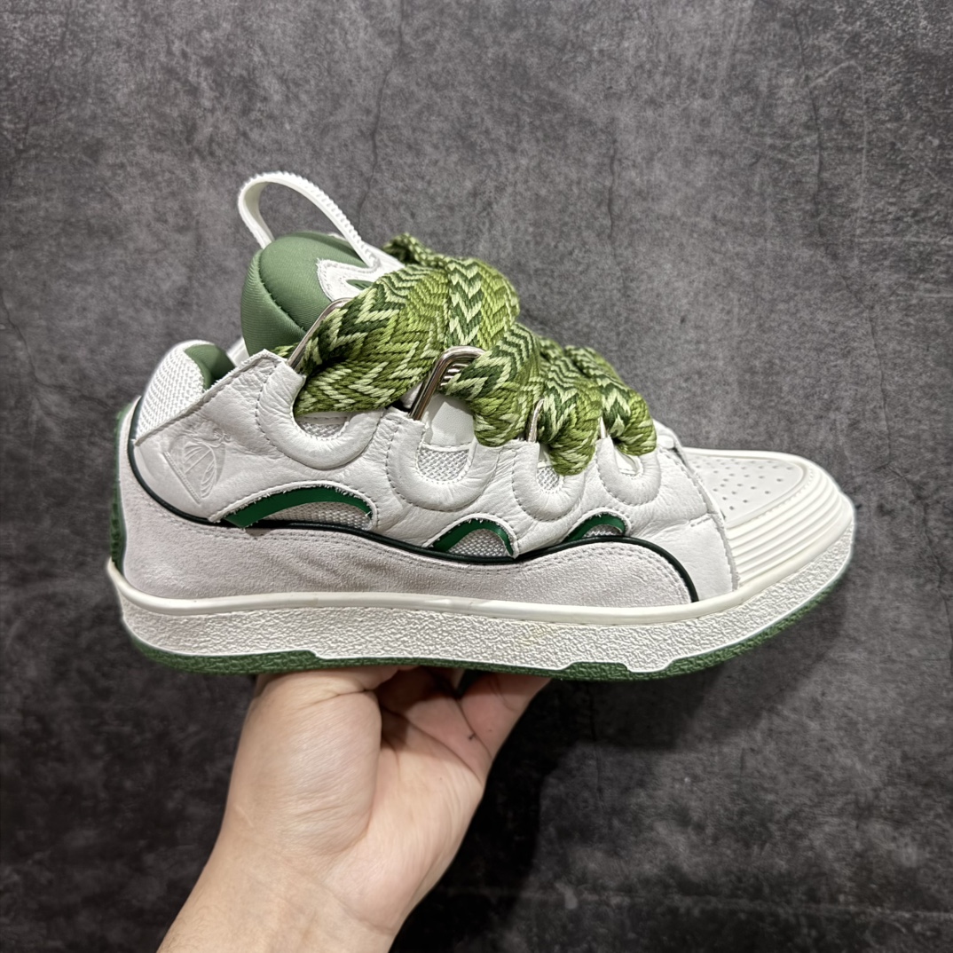 【莞顶纯原版】 Lanvin Leather Curb Sneakersn浪凡面包鞋灰色 本地现货n原版1:1开模重工艺制作面料采用进口牛磨砂➕环保牛反绒➕金钢网织物内里柔软透气太空棉面料 原版开模双色TPU大底顶级品质 区别本地市场流通其他货品nLeather是一款灵感源自90年代的运动鞋 设计自信 尺寸夸张 这款鞋由纳帕小牛皮、翻毛皮和网眼布制成 圆润的外形、加垫的鞋舌和弯曲的金属孔眼使这款精心打造的鞋格外舒适  尺码：35-46 编码：T510550-莆田鞋批发中心