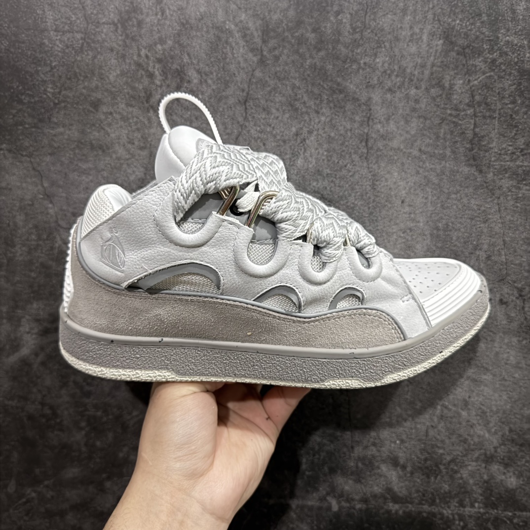 【莞顶纯原版】 Lanvin Leather Curb Sneakersn浪凡面包鞋灰色 本地现货n原版1:1开模重工艺制作面料采用进口牛磨砂➕环保牛反绒➕金钢网织物内里柔软透气太空棉面料 原版开模双色TPU大底顶级品质 区别本地市场流通其他货品nLeather是一款灵感源自90年代的运动鞋 设计自信 尺寸夸张 这款鞋由纳帕小牛皮、翻毛皮和网眼布制成 圆润的外形、加垫的鞋舌和弯曲的金属孔眼使这款精心打造的鞋格外舒适  尺码：35-46 编码：T510550-莆田鞋批发中心